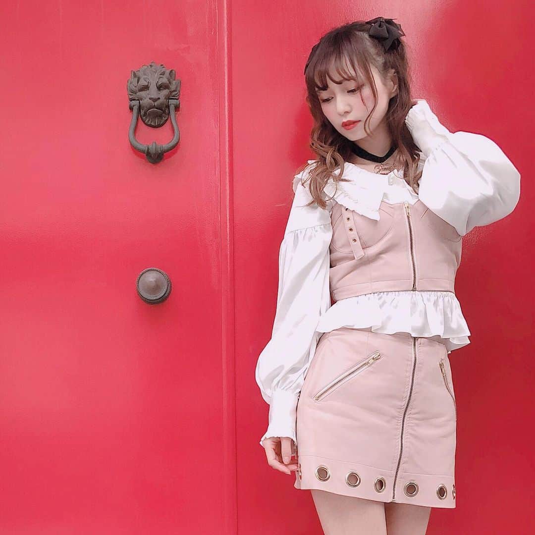 皆方由衣さんのインスタグラム写真 - (皆方由衣Instagram)「展示会の日の コーディネート！  ライダースは展示されていた ものをはおったのだけど  中のセットアップは 4年前？くらいの onespoのものです☺️ お気に入りで ずっと持ってる( ´ω` )  #ontfit#onespo#黒ピンク」1月17日 15時38分 - yuiminakata