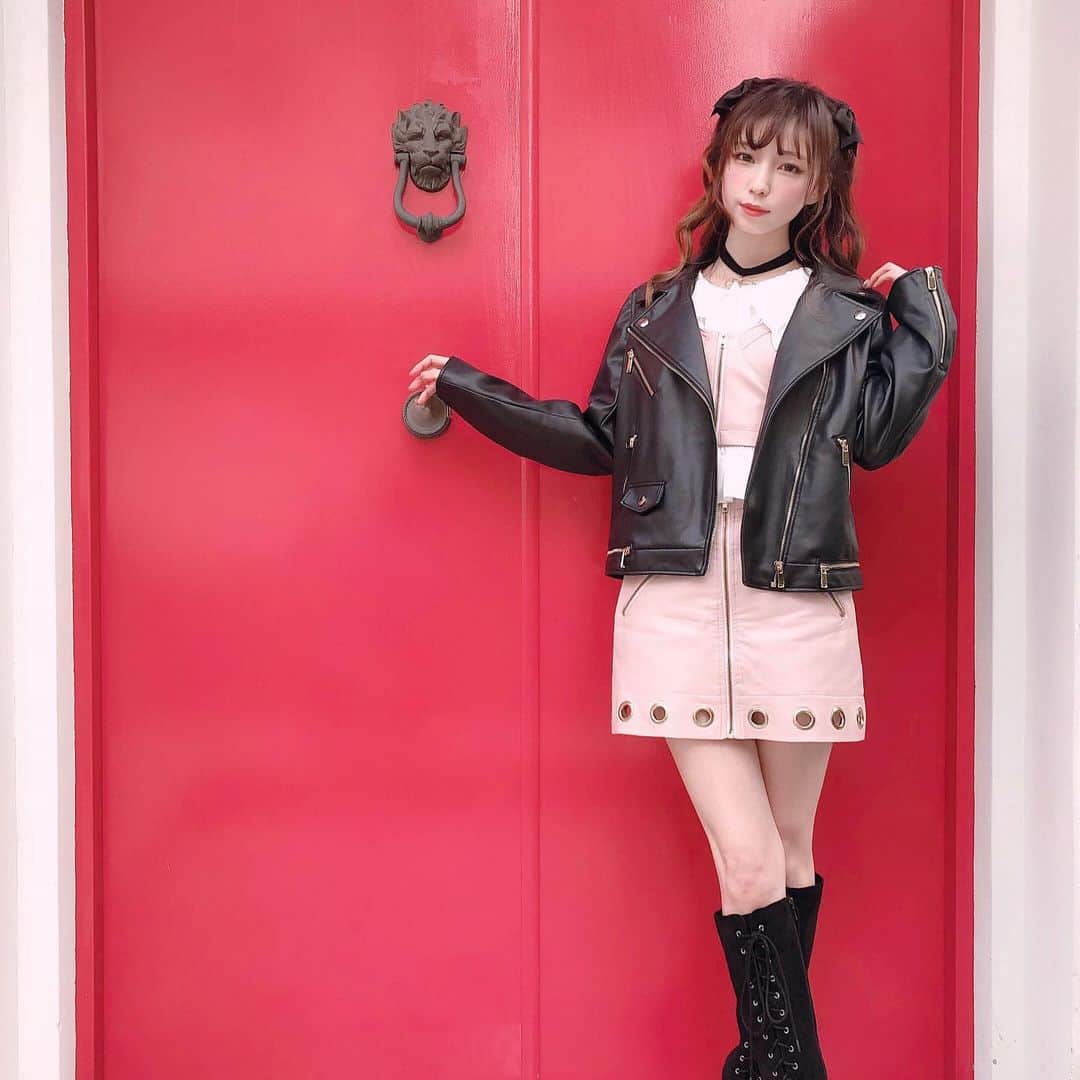 皆方由衣さんのインスタグラム写真 - (皆方由衣Instagram)「展示会の日の コーディネート！  ライダースは展示されていた ものをはおったのだけど  中のセットアップは 4年前？くらいの onespoのものです☺️ お気に入りで ずっと持ってる( ´ω` )  #ontfit#onespo#黒ピンク」1月17日 15時38分 - yuiminakata