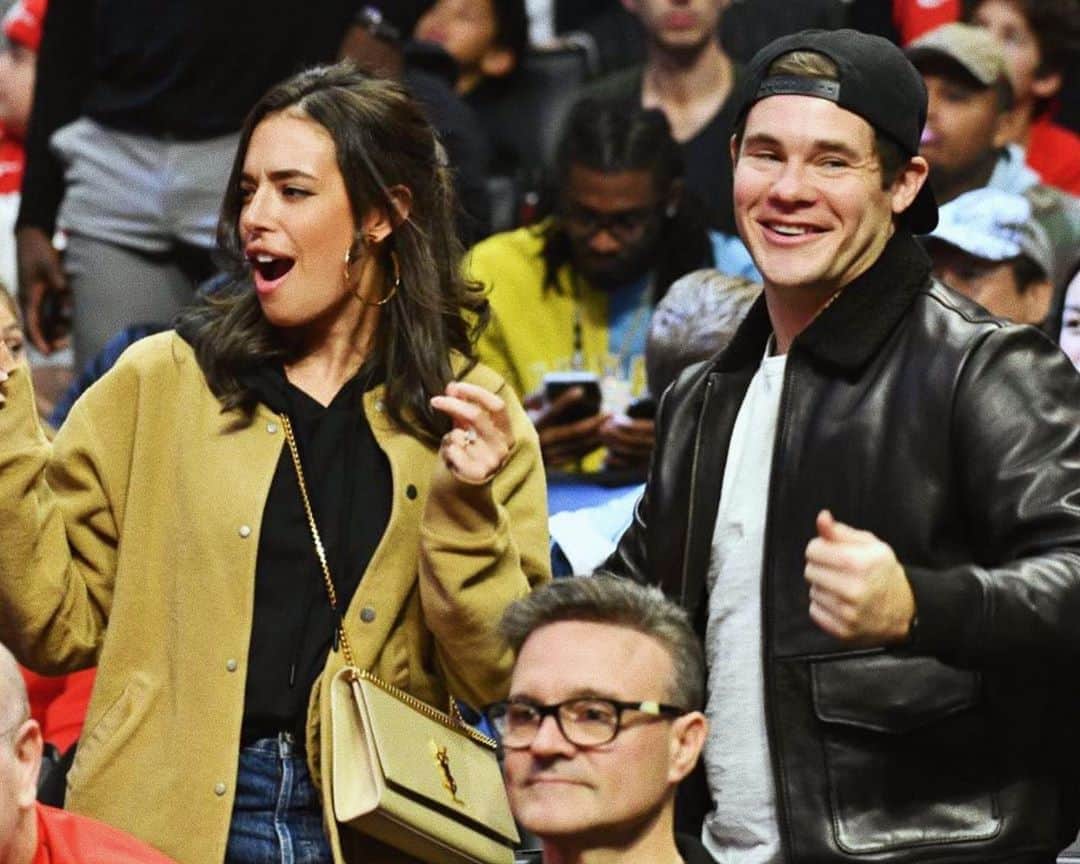 クロエ・ブリッジスのインスタグラム：「Yes we come to Staples Center twice a week for the basketball but we ALSO come for the dancing which is just as important. 📸 @allenberezovsky」