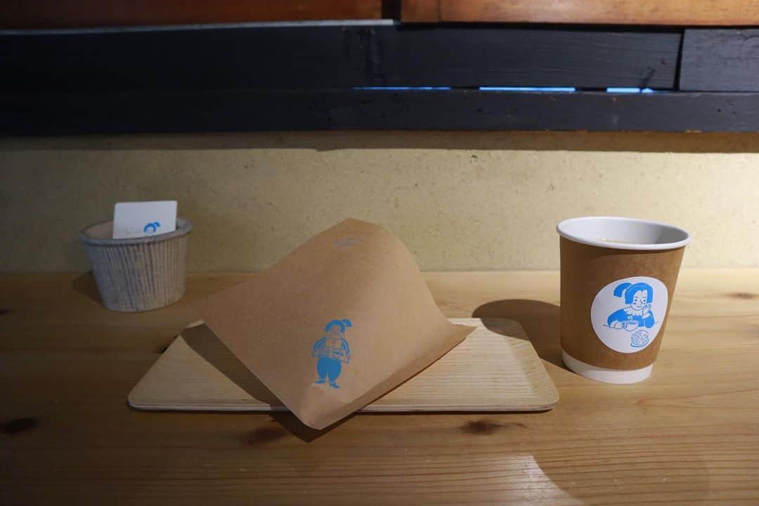 石井輝明さんのインスタグラム写真 - (石井輝明Instagram)「京都、烏丸。 今日からインディアンスとのグアムツアー。 無事到着してあとは楽しむだけ。 両替しないと。  #あまいろ #cafe #coffee #カフェ #京都カフェ #烏丸カフェ #カフェ芸人 #日焼け止め持ってくるの忘れた #両替も日本の空港でしたらよかった #昨日もうちょっと寝ればよかった #幸先悪し」1月17日 15時44分 - comandanteishii