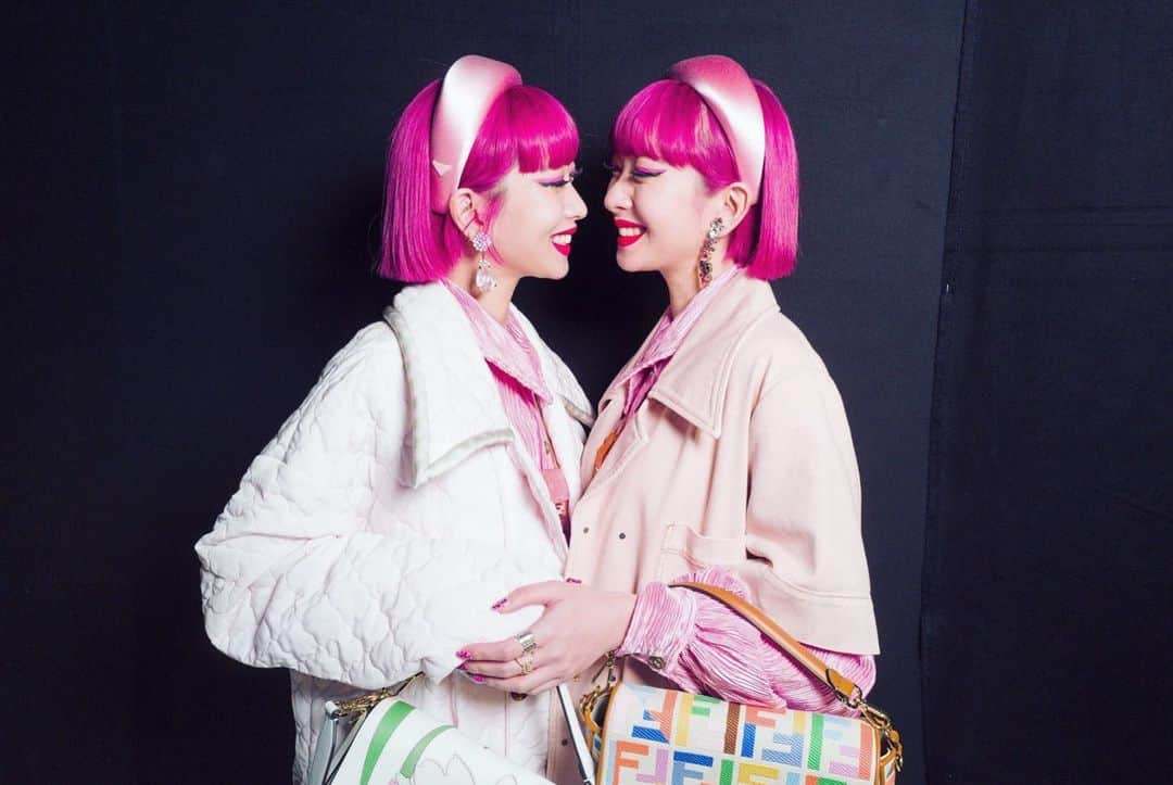 AYAさんのインスタグラム写真 - (AYAInstagram)「Twins in PINK💗💓💞💖 @fendi @fisforfendi」1月17日 15時46分 - ayaxxamiaya