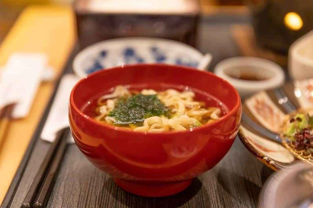 ホテル日航アリビラ 公式Instagramのインスタグラム：「食通が集まるアリビラ 。﻿ シェフがあなたの為に準備しているので、是非見に来てくださいね。﻿ Food lovers live at Alivila. Come see what our chefs are preparing for you. . . . #okinawajapan #okinawahotels #okinawa #hotels #japan #japanesehotel #japaneseresort #okinawaresturant #okinawafood」