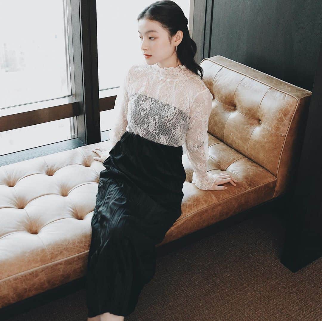 Valmuer表参道さんのインスタグラム写真 - (Valmuer表参道Instagram)「【ブラックアイテムコーデ】　簡単に使えるシンプルアイテムです〜ブラックはなんで合わせやすい色ですね〜 ネットショップ是非チェックしてね♡  We just started our global account.  You may check it out @valmuer_global ⠀⠀⠀⠀⠀⠀⠀⠀⠀ Overseas  delivery contact: https://oversea-valmuer.com！ Or you can also contact the official  line account →valmuer ⠀⠀⠀⠀⠀⠀⠀⠀⠀ オンラインストア://online.valmuer.com ⠀⠀⠀⠀⠀⠀⠀⠀⠀ #valmuer#valmuerofficial #gardenbyvalmuer#ヴェルムーア #fashion#model#selectshop#omotesando #likes#repost#Tokyo#girl#東京#表参道 #セレクトショップ#ファッション#可愛い #大人服#おしゃれ#コーデ　#ワンピース　 #花柄ワンピース　 #コート　#おしゃれコート　#ブラックコーデ」1月17日 15時54分 - valmuer_official