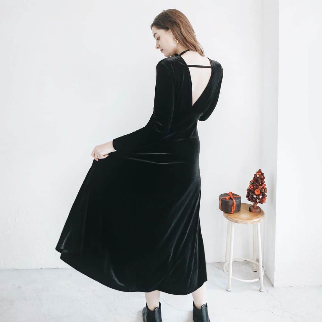 Valmuer表参道さんのインスタグラム写真 - (Valmuer表参道Instagram)「【ブラックアイテムコーデ】　簡単に使えるシンプルアイテムです〜ブラックはなんで合わせやすい色ですね〜 ネットショップ是非チェックしてね♡  We just started our global account.  You may check it out @valmuer_global ⠀⠀⠀⠀⠀⠀⠀⠀⠀ Overseas  delivery contact: https://oversea-valmuer.com！ Or you can also contact the official  line account →valmuer ⠀⠀⠀⠀⠀⠀⠀⠀⠀ オンラインストア://online.valmuer.com ⠀⠀⠀⠀⠀⠀⠀⠀⠀ #valmuer#valmuerofficial #gardenbyvalmuer#ヴェルムーア #fashion#model#selectshop#omotesando #likes#repost#Tokyo#girl#東京#表参道 #セレクトショップ#ファッション#可愛い #大人服#おしゃれ#コーデ　#ワンピース　 #花柄ワンピース　 #コート　#おしゃれコート　#ブラックコーデ」1月17日 15時54分 - valmuer_official