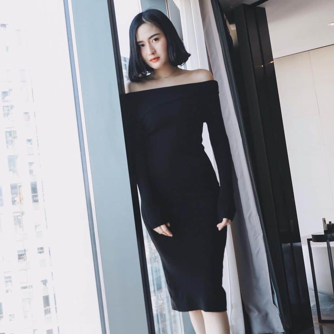 Valmuer表参道さんのインスタグラム写真 - (Valmuer表参道Instagram)「【ブラックアイテムコーデ】　簡単に使えるシンプルアイテムです〜ブラックはなんで合わせやすい色ですね〜 ネットショップ是非チェックしてね♡  We just started our global account.  You may check it out @valmuer_global ⠀⠀⠀⠀⠀⠀⠀⠀⠀ Overseas  delivery contact: https://oversea-valmuer.com！ Or you can also contact the official  line account →valmuer ⠀⠀⠀⠀⠀⠀⠀⠀⠀ オンラインストア://online.valmuer.com ⠀⠀⠀⠀⠀⠀⠀⠀⠀ #valmuer#valmuerofficial #gardenbyvalmuer#ヴェルムーア #fashion#model#selectshop#omotesando #likes#repost#Tokyo#girl#東京#表参道 #セレクトショップ#ファッション#可愛い #大人服#おしゃれ#コーデ　#ワンピース　 #花柄ワンピース　 #コート　#おしゃれコート　#ブラックコーデ」1月17日 15時54分 - valmuer_official