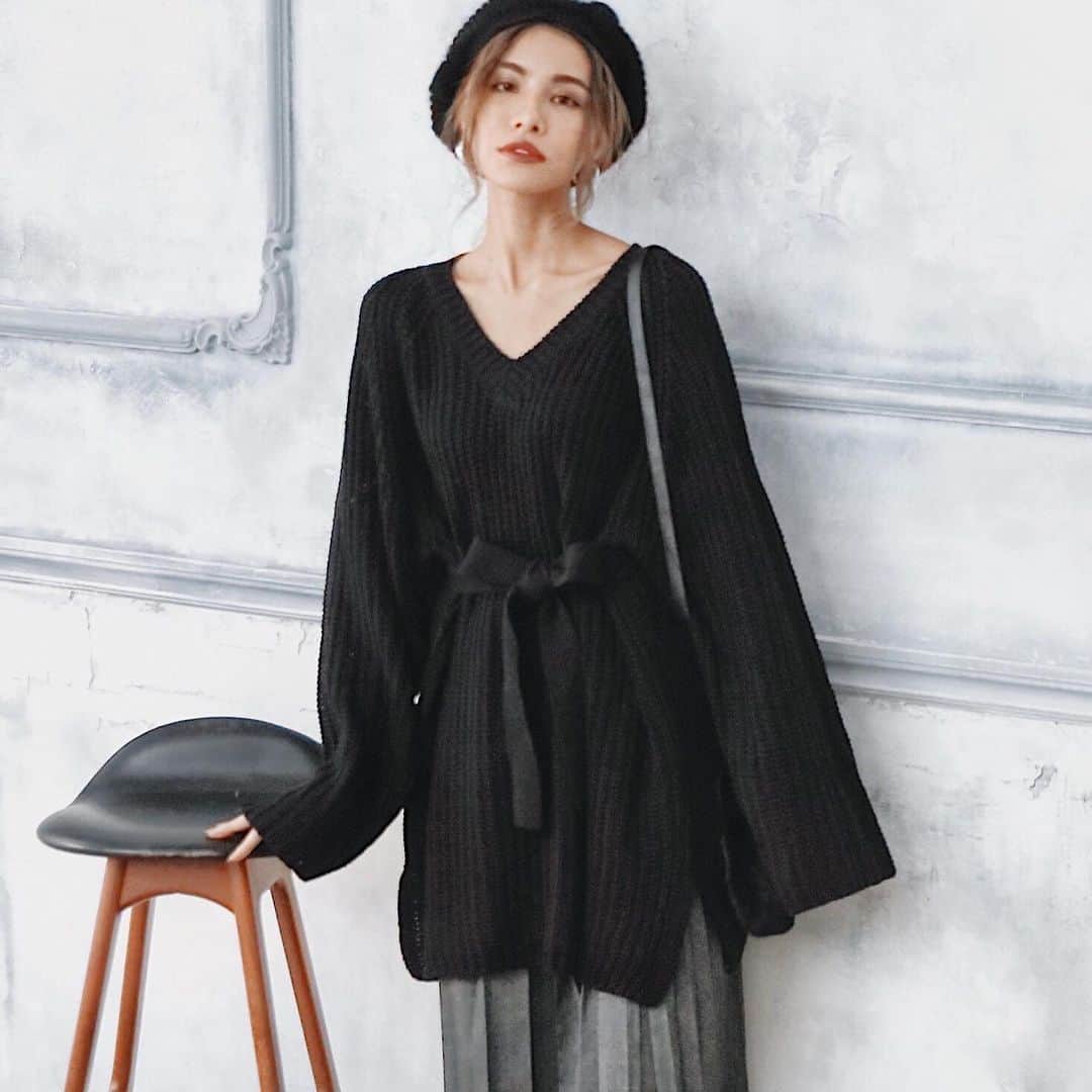 Valmuer表参道さんのインスタグラム写真 - (Valmuer表参道Instagram)「【ブラックアイテムコーデ】　簡単に使えるシンプルアイテムです〜ブラックはなんで合わせやすい色ですね〜 ネットショップ是非チェックしてね♡  We just started our global account.  You may check it out @valmuer_global ⠀⠀⠀⠀⠀⠀⠀⠀⠀ Overseas  delivery contact: https://oversea-valmuer.com！ Or you can also contact the official  line account →valmuer ⠀⠀⠀⠀⠀⠀⠀⠀⠀ オンラインストア://online.valmuer.com ⠀⠀⠀⠀⠀⠀⠀⠀⠀ #valmuer#valmuerofficial #gardenbyvalmuer#ヴェルムーア #fashion#model#selectshop#omotesando #likes#repost#Tokyo#girl#東京#表参道 #セレクトショップ#ファッション#可愛い #大人服#おしゃれ#コーデ　#ワンピース　 #花柄ワンピース　 #コート　#おしゃれコート　#ブラックコーデ」1月17日 15時54分 - valmuer_official