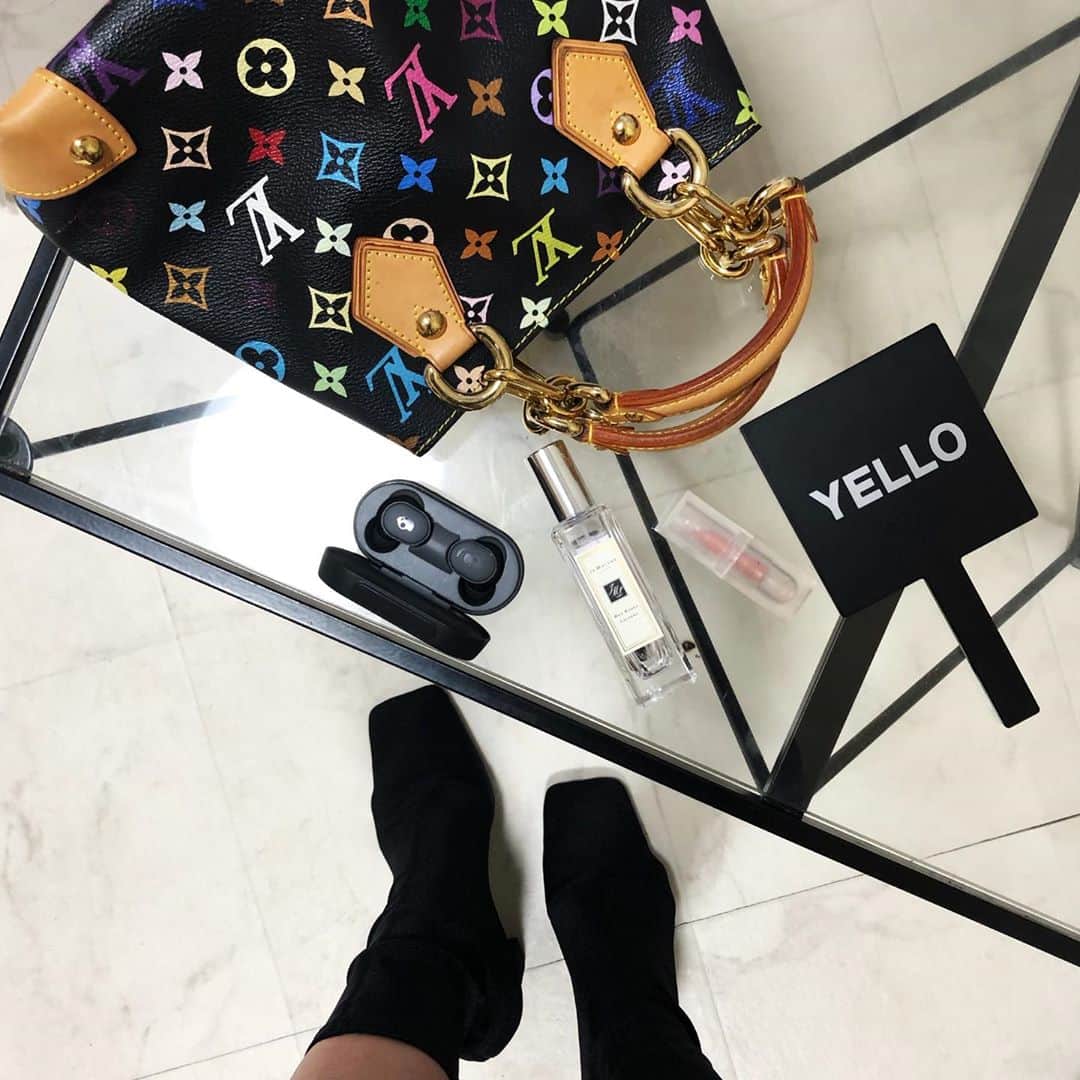 星あやさんのインスタグラム写真 - (星あやInstagram)「my bag essentials🧡💚❤️💜💛🖤 @jomalonelondon @skullcandyjapan @kkwbeauty @yelloshoes_official NINJA BLACK short boots」1月17日 15時57分 - ayastella_