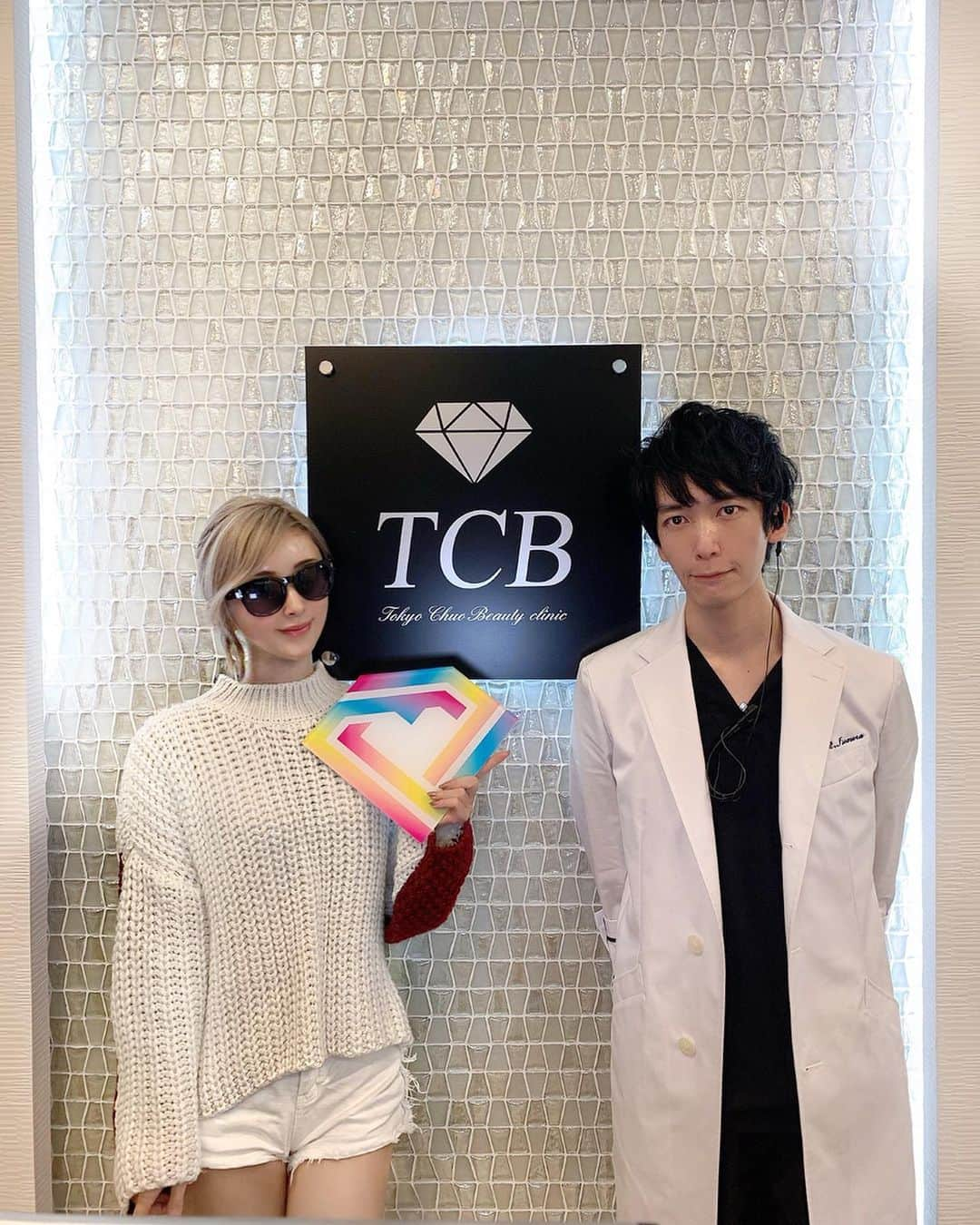 美咲あいりさんのインスタグラム写真 - (美咲あいりInstagram)「﻿ ﻿ 𝑻𝑪𝑩 @tcb_nakano で﻿ 肩ボトックスと﻿ 高濃度ビタミン点滴してきたよ﻿ ﻿ 肩ボトは肩コリも良くなるし﻿ ビタミン点滴は定期的にするとメラニンの形成を﻿ 抑えてお肌全体のくすみとか取れるし﻿ 免疫力を上げてくれて疲労回復とかにもいいみたい✨﻿ ﻿ ﻿ スタッフさんも丁寧で優しいし﻿ クリニックも綺麗✨だし﻿ 担当してくれた﻿ 磯村先生　@tcb_iso は﻿ 話しやすくてなんでも相談しやすくて﻿ 親身にカウンセリングしてくれるよ﻿ ﻿ ﻿ ﻿ #東京中央美容外科#中野#磯村先生#肩ボトックス﻿ #ボトックス#磯村亮輔#ボトックスなら磯村亮輔﻿ #美容外科#東京中央美容外科中野院#pr#美容﻿ ﻿ ﻿ ﻿」1月17日 15時57分 - misakiairi