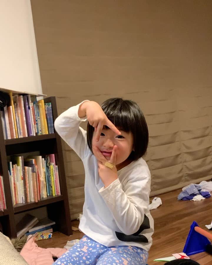 青木康平のインスタグラム：「音錬の最近のお気に入りのポーズ😂 意味不明😅😅😅 「動画撮って〜！」と毎日言われてます。。 変顔しかしない、、、 遺伝か？？😱😱😱 #音錬#変顔」
