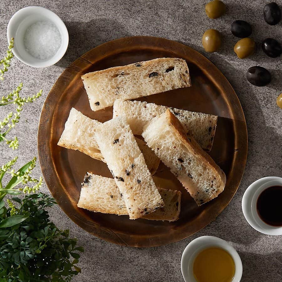 Panasonic Cooking（パナソニッククッキング）さんのインスタグラム写真 - (Panasonic Cooking（パナソニッククッキング）Instagram)「ホームベーカリーがあれば本格的なパンもかんたんに。オリーブを散らしたフランスパンに、お好みでオイルやソルトを添えて。 ■ 1/23（木）12:00-14:00、RELIFE STUDIO FUTAKOにてレシピ試食・体験会開催！詳しくは @relife_studio_futako のプロフィール内URLからご確認ください。 ■ ■ #オリーブ＆マスタードフランス（1斤分） 強力粉　225g 薄力粉　25g 塩　5g 粒マスタード　小さじ1 水　190mL（室温25℃以上のときは、約5℃の冷水を10ｍL減らして使う）　 ドライイースト　1.4g オリーブ（黒・緑）　各40g A：オリーブオイル　大2 A：バルサミコ酢　大2 A：塩　小1 ■ 【1】オリーブは種を取って1/4大に刻み、水けをよく拭き取っておく。 【2】パンケースにパン羽根をセットし、ドライイースト以外の材料を入れる。 【3】パンケースを本体にセットし、イースト容器にドライイーストを入れる。 【4】レーズン・ナッツ容器にオリーブを入れ、[レーズン／あり 粗混ぜ]を選ぶ。メニュー「フランスパン」を表示させ、スタートする。 【5】Aをそれぞれ添え、お好みでつけていただく。 【このレシピで使用した商品】 ホームベーカリー SD-MDX102 ※商品の取扱い詳細は、付属の説明書をご覧ください。 ■ ■ うつわについて 福岡県生まれ、東京都昭島市にアトリエを構える永島義教さんの真鍮プレート。エイジング加工が施され、使い込むほどに味わいが出ます。 ■ #パン #オリーブ #マスタード #フランスパン #食パン #olive #mustard #bread #福岡県 #昭島市 #永島義教 #真鍮プレート #真鍮 #ホームベーカリー #RELIFESTUDIOFUTAKO #リライフスタジオフタコ #料理好きな人と繋がりたい #料理上手になりたい #クッキングラム #homecooking #おいしい7days #パナソニッククッキング #panasonic_cooking #パナソニック #panasonic」1月17日 15時58分 - panasonic_cooking