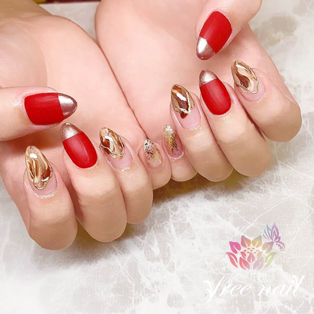 free nail フリーネイルのインスタグラム：「. お客様ネイル💅🏻⛄️ . ブラウンミラーネイル🤎✨ . 入荷以来、大人気🤩🌟 . スワイプして動画も見てね⇨☝︎🎬✨ . ご来店ありがとうございました🙇🏻‍♀️🙇🏻‍♀️🙇🏻‍♀️💗 . #ネイルアート #ジェルネイル #ネイルサロン #大阪ネイルサロン #ネイルデザイン #ネイルチェンジ #ミラーネイル #メタリックネイル #ホイルネイル #マーブルネイル #赤ネイル #ブラウンネイル #デザインネイル #トレンドネイル #シンプルネイル #大人ネイル #冬ネイル #winternails #nailsart #nailsdid #美甲 #日式美甲 #日式美甲胶 #日本美甲师 #日本美甲老师 #美甲上课 #日本胶 #フリーネイル #freenail」
