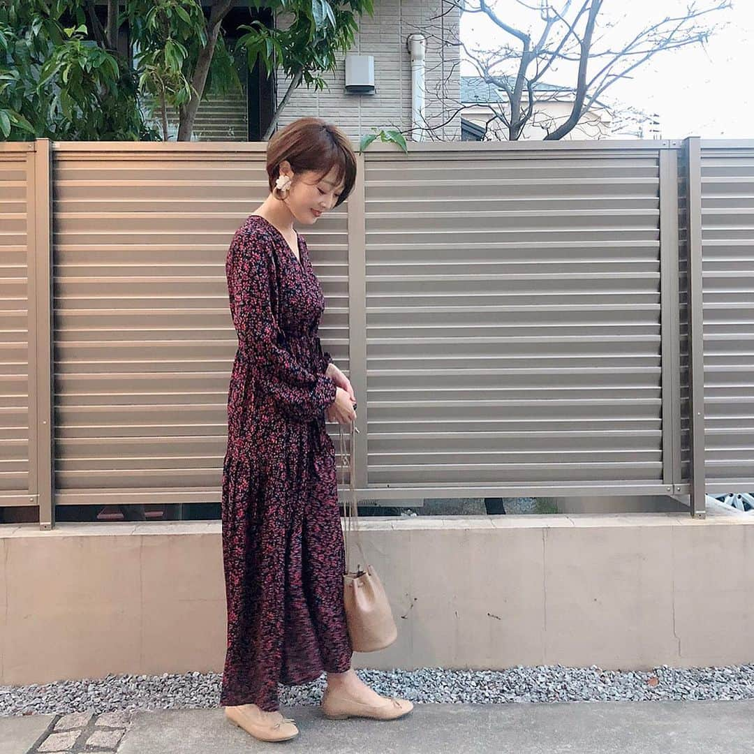 Kikuno Sayumiさんのインスタグラム写真 - (Kikuno SayumiInstagram)「〻flower onepiece〻 ・ ・ ・ @fifth_store の#小花柄ウエストリボンワンピース 𓍼 ・ そろそろ気になる春物🌸これはインナーにタートルを重ねたら今から着られるアイテム。 ・ 1枚で様になる#ワンピース 💘ウエストをキュッと結んでスタイルアップを狙ったよ👌 ・  シルエットや丈感も良くて、さらに嬉しいのが、胸元がスナップボタンで開け閉め出来るから#授乳 もできる🥺 ・ 3枚目は小物を変えて大人めに☺️ ・ ・ このワンピ60%オフになってたよ✨ ・ ・ ・ onepiece▶︎ @fifth_store ・ ・ ・ #fifth #fifthtl #フィフス#fashion#ootd#coordinate#ファッション#コーデ#fashion#ママコーデ #プチプラコーデ#大人カジュアル#ヘアアレンジ#オン眉#大人可愛い#春コーデ#カジュアル#フェミニン#スカートコーデ #トレンド#平均身長コーデ#ロングスカート#授乳コーデ」1月17日 16時13分 - sayumikikuno