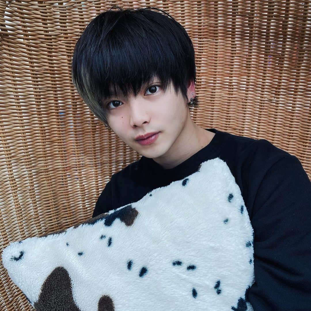 なつめゆうだいのインスタグラム：「平野くんの髪型参考にして 遂にマッシュにして貰いました 似合ってるかな？  そしてチャンネル登録5万人いきました！ 感謝感激。  #マッシュ　#狼ぽくしてもらった　#ツートーン #youtuber #サイコー」
