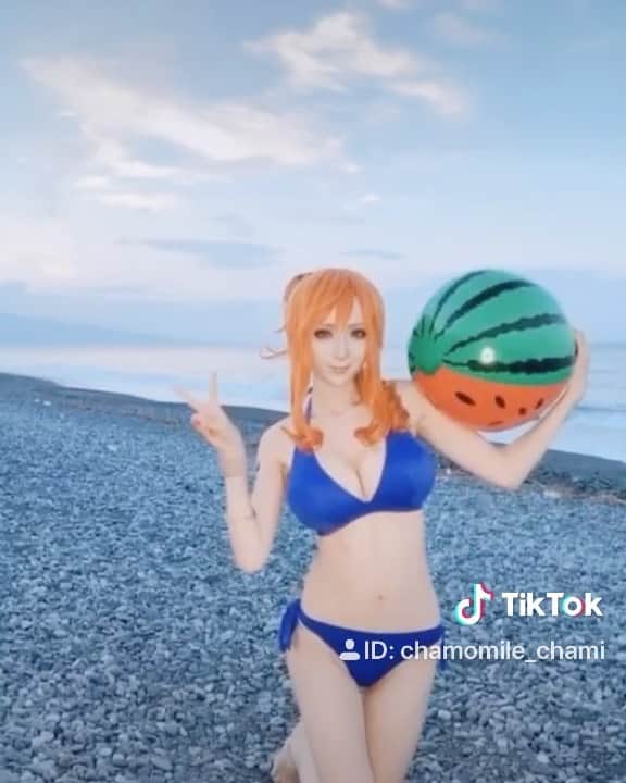 のインスタグラム：「ワンピースのナミのコスプレ！ TikTokとインスタ更新しました！ https://vt.tiktok.com/NxskEq/ #onepiecefan #onepiecemanga  #onepiececosplay #cosplay #nami #namicosplay #cosplayer #ナミ #ナミコスプレ #コスプレイヤー  #ワンピース #ワンピース好き  #ワンピースコスプレ #コスプレ」