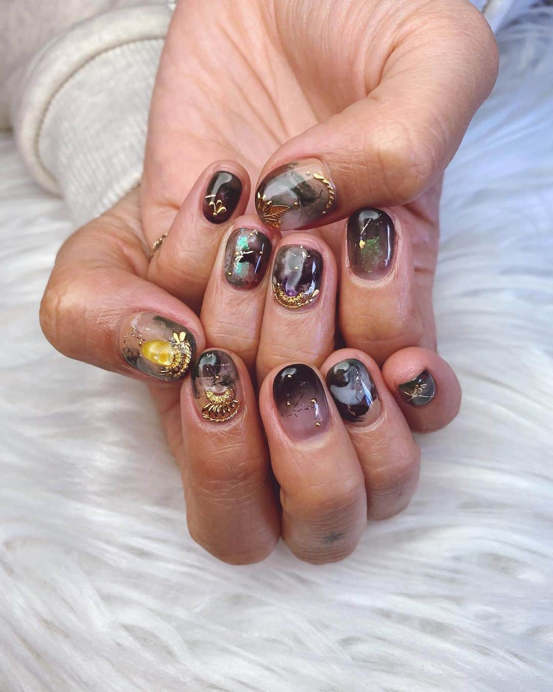 宮崎絹子さんのインスタグラム写真 - (宮崎絹子Instagram)「全然アップできてなかった最近のネイル🤍 colors nailのネイリストさんは本当に天才。色だけとニュアンスだけ伝えてあとはお任せにすることがおおいよ☺︎ いつもありがとうございます！ @yuu_colorsnail @aki_colorsnail @mia_colorsnail 💜 タグ付けみてね🏷 #babykiysnaildesign」1月17日 16時32分 - babykiy