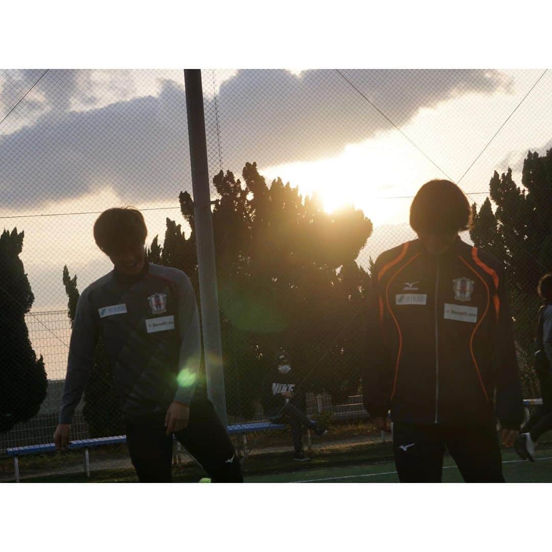 のインスタグラム：「愛媛FC 一昨日の午後のトレーニングから愛媛FCに合流しました！ 愛媛FCのチームメイト、ファン・サポーターの皆様にチームの一員として認めてもらえるように、日々の練習から一生懸命頑張ります。 愛媛FCのために全力を尽くしますので、応援よろしくお願いします😊 #愛媛FC #ehimefc #初トレーニング後の写真 #良い写真 #練習場のすぐ横は海 #一緒に写ってるのは #茂木力也 #三好と板倉の同級生 #なんか雰囲気似てるなあ #愛媛のみなさん #これからよろしくお願いします！ #愛媛のオススメ情報 待ってます」