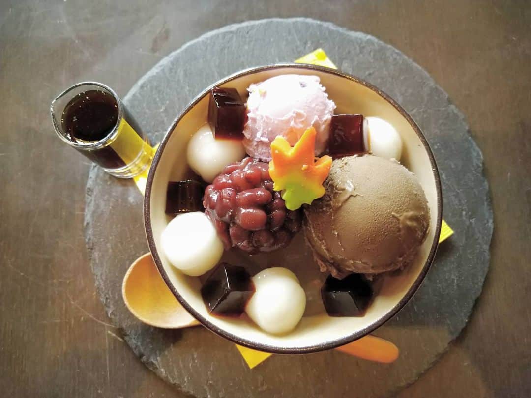 おいもカフェ金糸雀のインスタグラム：「. ■おいも鎌倉ほうじ茶あんみつ(税込850円) ほうじ茶アイス、紫芋アイス、寒天、白玉、黒糖ゼリー、つぶあん、もみじ麩、黒蜜 . #おいもカフェ金糸雀 #おいもカフェ #鎌倉 #小町通り#湘南 #神奈川 #カフェ #和カフェ #鎌倉カフェ #湘南カフェ #神奈川カフェ #鎌倉スイーツ #鎌倉グルメ #鎌倉デート #鎌倉旅行 #あんみつ #スイーツ #アイス #ほうじ茶 #ほうじ茶あんみつ #ほうじ茶スイーツ #ほうじ茶アイス #かわいい #カフェ巡り #スイーツ巡り #kamakura #cafe #sweets #kawaii #japan . 《おいもカフェ金糸雀》 営業時間：10:00-18:00(L.O.17:30) 定休日：水曜日 248-0006 神奈川県鎌倉市小町2-10-10 小町TIビル1F TEL：0467-22-4908」