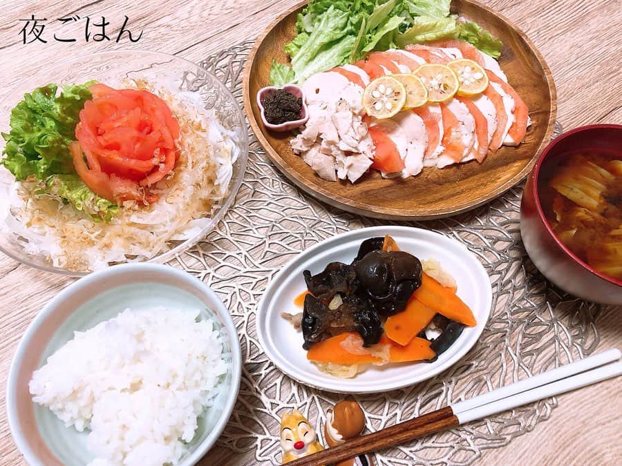 西村紗也香さんのインスタグラム写真 - (西村紗也香Instagram)「.﻿ #きょうのさやかごはん﻿ 1/14﻿ ﻿ #朝ごはん﻿ 鯵のお刺身🐟﻿ 近所のスーパーのお刺身が新鮮で安くて﻿ 朝ごはんにお刺身を食べるときは﻿ 前日に買っておいたものを食べてます♪♪﻿ ﻿ ﻿ #昼ごはん﻿ 銀座にある花山うどん﻿ 出汁が効いてて甘めのおつゆで…﻿ とーっても美味しいのです♡﻿ ﻿ ﻿ #間食﻿ マックのポテト(Mの半分)﻿ 食欲オバケ👻﻿ ﻿ ニキビできる覚悟です😱﻿ (私の年齢だともう吹出物﻿ って呼ばないといけない？笑)﻿ ﻿ ほんと毎月この時期はマックのポテトが﻿ 猛烈に食べたくなる。。﻿ 普段は絶対いらないんだけど…﻿ ﻿ ﻿ #間食﻿ 食欲オバケ👻﻿ ローソンのシフォンケーキ！﻿ ﻿ でも、私は罪悪感はないです(^^)﻿ 今は維持期だし、﻿ ちゃんとリカバリーすれば大丈夫👍❤️﻿ ﻿ ﻿ #夜ごはん﻿ スライスオニオンたっぷり🥰﻿ 玉ねぎのケラセチンで脂肪燃焼効果🔥﻿ トマトの１３－ｏｘｏ－ＯＤＡで脂肪燃焼効果🔥﻿ ﻿ ダイエット中の人も﻿ 玉ねぎとトマトは積極的に食べるのが﻿ オススメです💕💕﻿ ﻿ ﻿ ﻿ ﻿ ﻿ ﻿ ﻿ ﻿ #栄養コンシェルジュ #食事記録 #食事指導 #痩せる食べ方 #痩せる習慣 #リバウンド #ダイエット #インスタダイエット #食べて痩せる #リバウンドしないやせる食べ方」1月17日 22時00分 - _sayakanishimura_