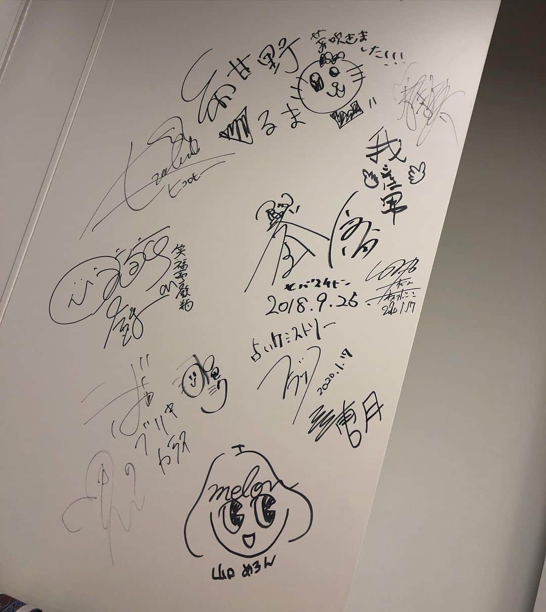 のインスタグラム：「松竹さんの壁にサイン書かせてもらったよ😆😆😆私のこのサインがただの落書きにならないように色々頑張るぞー🤣🤣🤣🤣🤣🤣🤣🤣🤣🤣🤣」