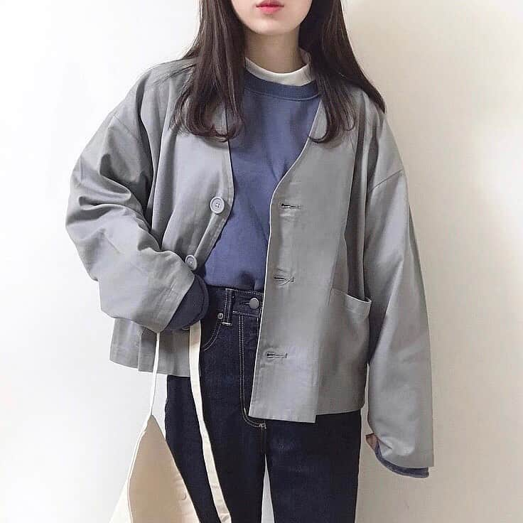 古着女子さんのインスタグラム写真 - (古着女子Instagram)「＼デニムパンツの着回し方とは？👖／﻿ ﻿ いつもより大人っぽくデニムパンツを取り入れたい方必見☺️ ﻿ 今回はデニムパンツの着回し方をご紹介いたします✨ ﻿ ﻿ 🍎デニムパンツ×スウェット デニムパンツとスウェットの組み合わせは古着女子の定番でもあります🙌ゆったり着こなせて動きやすいのがポイント！カジュアルなコーデに仕上がります🤭 ﻿ ﻿ ﻿ 🍎デニムパンツ×レイヤード こなれ感を出したい時はいつも着ているトップスの下にブラウスやシャツをレイヤードするのが👌重ね着スタイルはトレンドでもあるので、可愛いですよ💞  デニムパンツを着回して、可愛くお洒落を楽しみましょう✨ ﻿ ﻿ 🏡古着女子がプロデュースする古着ショップを紹介🏡﻿ ・9090ナインティナインティ @9090s_ 👖👟﻿ ・Spoon  スプーン  @spoon__store 🥄✨﻿ ﻿ ﻿ 🌼公式LINE@→@furuzyo で検索🌼﻿ LINE@だけのお知らせや古着の疑問にも答えます！﻿ ﻿ ﻿ 古着を素敵に着こなしてる女性の方をRepostでご紹介させていただきます🐒写真は全てご本人様に【掲載許諾】をとっております💓﻿ ﻿ ﻿ #冬 #冬コーデ #冬服コーデ #オーバーサイズ #カジュアル #カジュアルコーデ #スウェット #スウェットコーデ #デニムコーデ #デニムパンツ #重ね着 #重ね着コーデ #レイヤードコーデ #古着 #古着女子 #古着mix #古着コーデ #お洒落さんと繋がりたい」1月17日 22時04分 - furuzyo