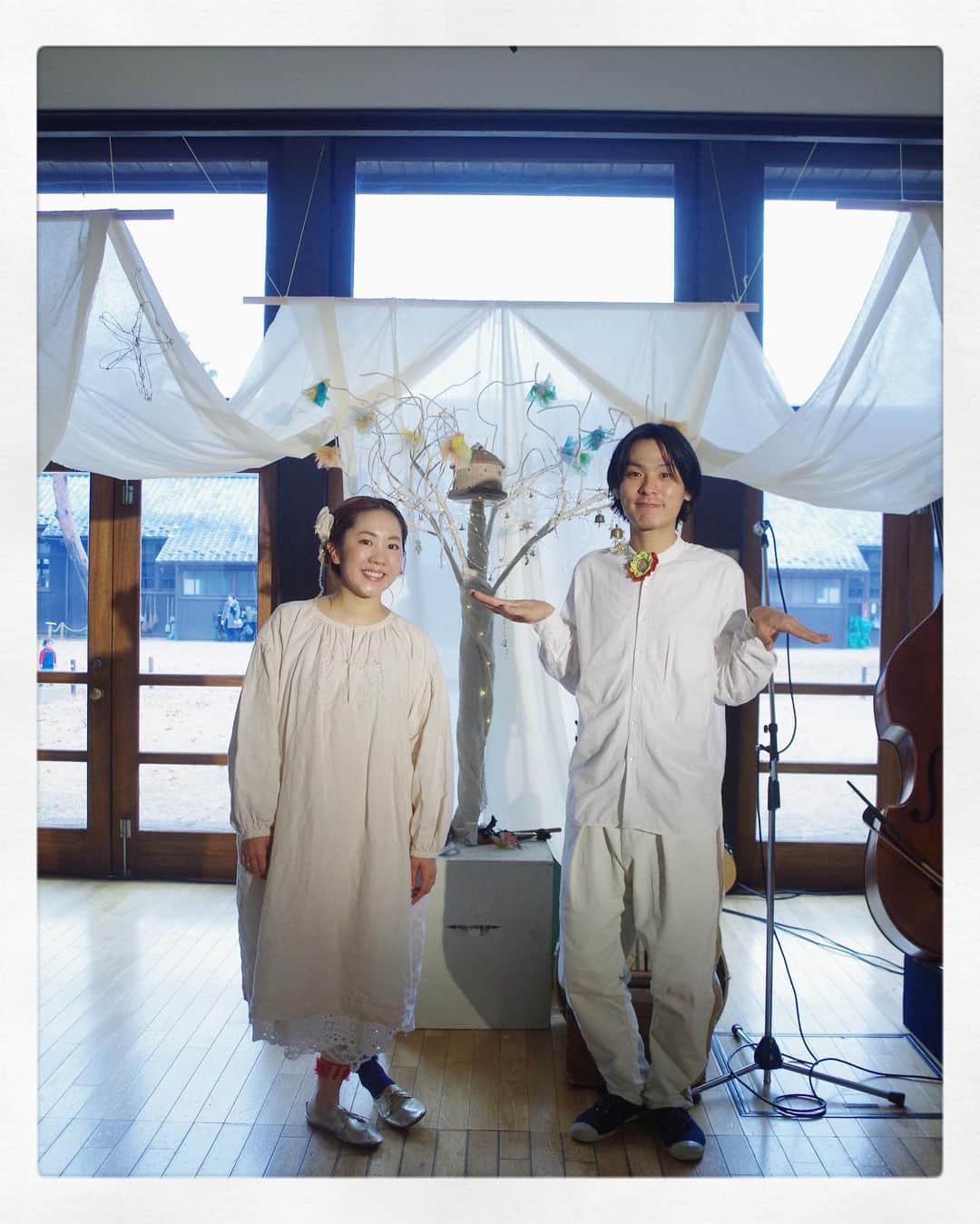 松本野々歩のインスタグラム：「チリンとドロンを 今年もよろしくお願いします🎐  今年は馨さんが　4つの演劇の舞台の音楽を担当することになり（めでたい！） 遠出は少なめですが ちょこちょこ合間をみて活動したり そして　新しい作品も引き続きゆっくりと準備をしていきます  さて　今週末は新宿区で（新宿区在住の方限定コンサート） 来週末は　24日は松江と 25日は岡山県瀬戸内市へ  2月2日は吉祥寺井の頭公園　動物公園にて無料コンサートです  詳しくは　ホームページをご覧ください📯 http://chirindron.com」