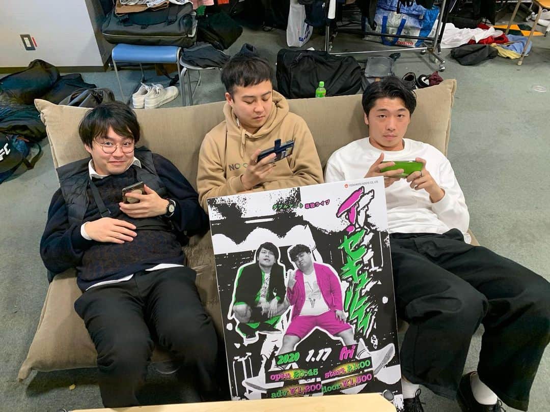池田真一のインスタグラム：「いよいよ本日21時から単独ライブです！ 新山、笠谷、ピーナツもめちゃくちゃ応援してくれてます！ 20時15分頃からロビーいますのでチケット言うてください！」