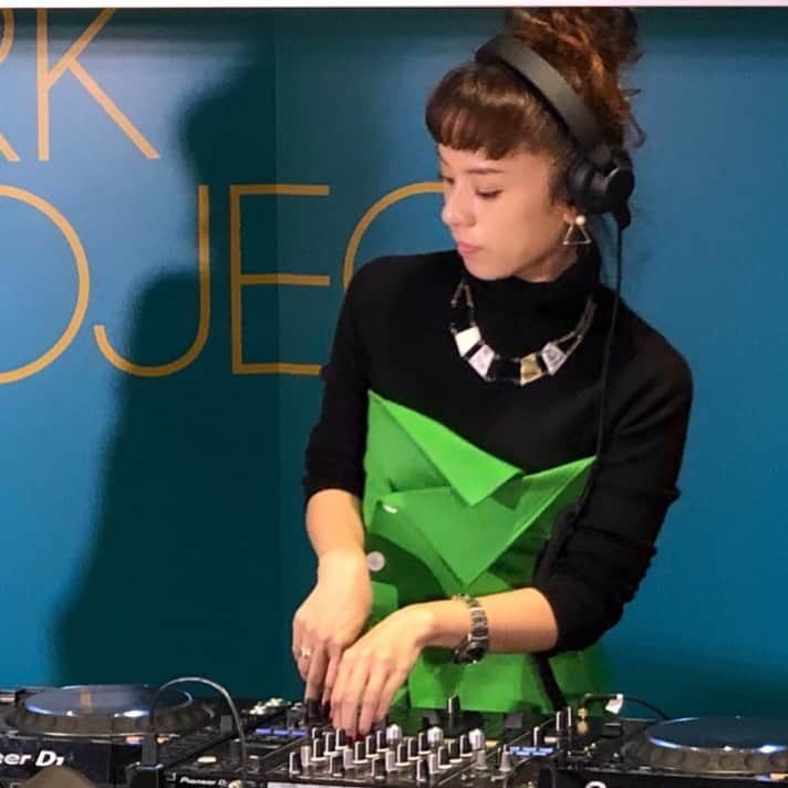 azumiのインスタグラム：「本日はホテルニューオータニのガーデンラウンジにてDJです🎧 よかったら遊びにいらしてね🍷 写真は昨年のDJ。 前髪みじか！切りた！」