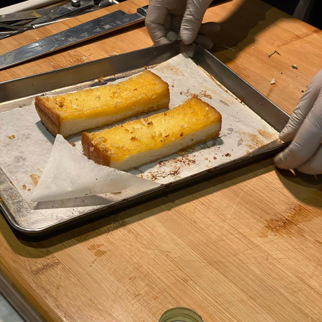 ユリ さんのインスタグラム写真 - (ユリ Instagram)「랍스타그라탕 .... 그리고 마늘빵 🖤ㅡ🖤 이 요리 찐 요리. 헥헥  #랍스타그라탕#유리한요리#有利한요리」1月17日 16時56分 - yulyulk