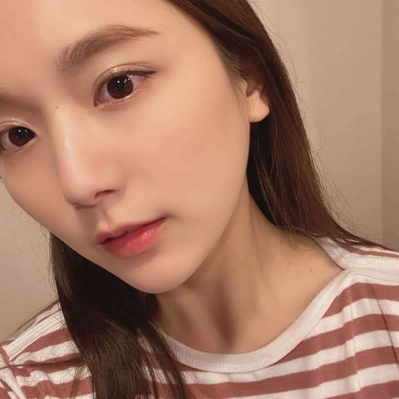 のインスタグラム：「👸✨💄👏 ㅤㅤㅤㅤㅤㅤㅤㅤㅤㅤㅤㅤㅤ ひよんのパウダーファンデへの概念を 変えてくれたコスメのひとつの、 アルビオン #ホワイトパウダレスト💓 ひよんは普段クッションファンデとか リキッドファンデを使ってつくる艶肌が好きだったのだけど、 このパウダーファンデはパウダーなのに 粉感がなくてひと塗りでスーッと密着するし、 肌に溶け込む感じがとってもよい🤭！ 重ね付けしても厚塗り感がでないから、 メイク直しの時にもいいなっておもった❤️ ㅤㅤㅤㅤㅤㅤㅤㅤㅤㅤㅤㅤㅤ ひよんが肌作りで綺麗になるように気をつけてる毛穴も、 自然に隠してくれるからそれにも満足😍✨👏 メイクによってはパウダーファンデで肌作りした方が 可愛くなる場合もあるから、 メイクの幅が広がって嬉しい😊💯💞 ㅤㅤㅤㅤㅤㅤㅤㅤㅤㅤㅤㅤㅤ 2月17日から発売されるから みんなもぜひ使ってみてほしい😍💓 ㅤㅤㅤㅤㅤㅤㅤㅤㅤㅤㅤㅤㅤ  #make #makeup #selfmakeup #feeyong #kangnam #koreangirl #pr #ALBION #アルビオン #ホワイトパウダレスト #アルビオン #新作ファンデ  #メイク #ひよん」