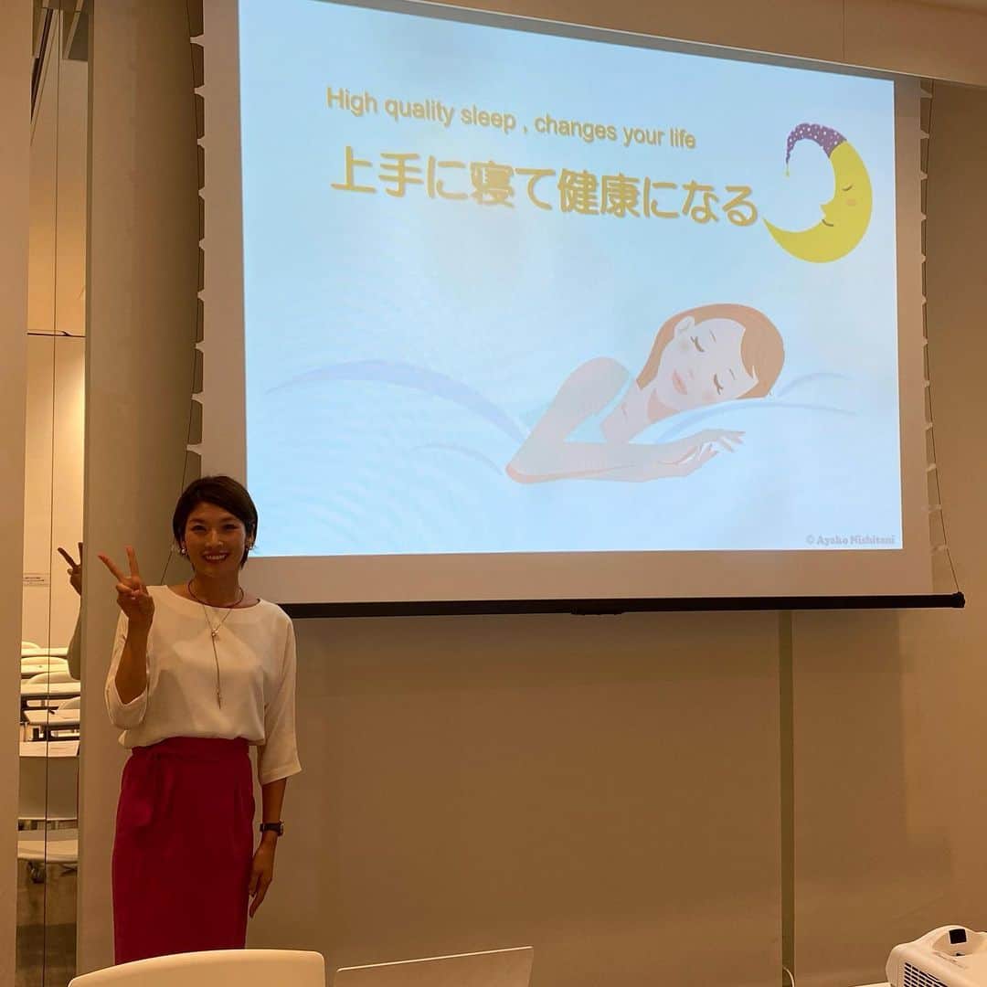 西谷綾子のインスタグラム：「✴︎ 1/15(水)かわラボ☆睡眠ワークショップ ご参加頂いた方ありがとうございました❣️ ・ キャンセル待ちをして頂けるほど‥ ありがとうございます✨😭💓 ・ 参加者の方から‥👀🌟 「え？そうだったの？という知識が多くて 参加させてもらえて本当に意義がありました！」 ・ 「眠りが浅い原因を自分でつくっていたとは😱 今日から早速やれる事からやっていきます‼️」 ・ 「西谷さんポジティブオーラ満開‼️(←嬉しいですね😻) たっぷり実践的な学びも頂いた有意義な時間でした！ 個人的には『寝る前に考えるのをやめる！ 寝てる間に勝手に脳が整理してくれるから！』が 一番響きました。 ・ 「夜眠る前に朝起きる時間を3回呟いてみます。 今日から4日間続けます」など感想を頂きました。 ・ 今夜から🌃明日から☀️‥ ○○○を4日間or4日連続試してみます❣️ っと🤗✨との声を沢山頂きました🙌 ・ あと2回開催‼️🌈🤗 2/5(水)&19(水)19:00〜 ・ この機会に自分の睡眠と向き合ってみませんか？☺️ 忙しいなかでも"充実した睡眠をつくる技術"が大切です。 脳と身体の仕組みを知って生体リズムに合わせて 簡単な行動をするだけ👍 ・ 睡眠は疲れたら眠るという受け身の姿勢ではなく、 自分の生活スタイルに合わせて 積極的に作ることが出来ます✊💤😆 ・ 【お申込み】 参加希望の方はこちらにご連絡をください💞 💌⇒ mebuki1920@gmail.com (MEBUKIプロジェクト事務局　担当 山崎康弘) ①氏名 ②参加したいプログラム ③メールアドレス 【開催場所】 Flatto 103-0023 東京都中央区日本橋本町1丁目4−12  カネダ日本橋センタービルディング1階 https://www.flatto-nihonbashi.jp ・ ご参加お待ちしております❣️ また改めて座学内容書きます✍️📝 #睡眠改善インストラクターayako」