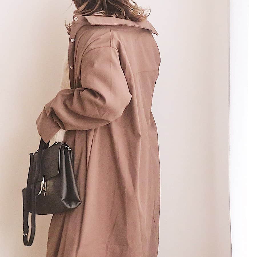 Sakiさんのインスタグラム写真 - (SakiInstagram)「・ ⋒ ⋒ ⋒ ・ お気に入りのニットのセットアップに @fifth_store の #2wayフロント釦ロングシャツワンピース 羽織ったよ🤎縦長ラインで細見え👏🏻🤎 155cmでこの丈感☺️✨ ・ バッグは👜 @editsheen_store #フロントゴールドクリップフラップバッグ 娘の進級式にも使おうと思ってget💓 もう4月から年長さんなんて早いな〜😫 春になったらランドセル予約しに行かなきゃ🎒 ・ ・ ・ ・ ・ #mamagirl #コーディネート #ママコーデ #ママファッション #低身長コーデ #カジュアル #プチプラコーデ #きょコ #今日のコーデ #着回しコーデ #お洒落な人と繋がりたい #今日のコーデ #今日の服 #しまむら #しまパト #マタニティ #マタニティコーデ  #妊娠8ヶ月 #体重管理に苦しむ妊婦 #ママリファッション #レイヤードコーデ #fifth #fifthtl #フィフス #ワンピース #editsheen #エディットシーン #バッグ #bag」1月17日 17時03分 - ____sappi____