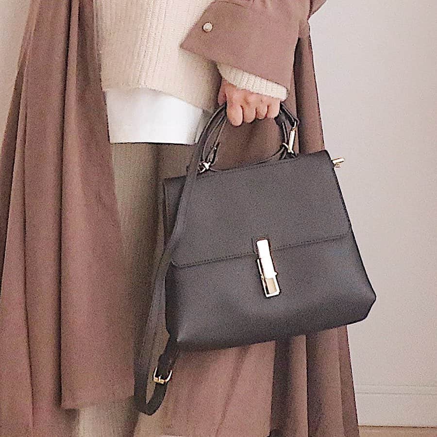 Sakiさんのインスタグラム写真 - (SakiInstagram)「・ ⋒ ⋒ ⋒ ・ お気に入りのニットのセットアップに @fifth_store の #2wayフロント釦ロングシャツワンピース 羽織ったよ🤎縦長ラインで細見え👏🏻🤎 155cmでこの丈感☺️✨ ・ バッグは👜 @editsheen_store #フロントゴールドクリップフラップバッグ 娘の進級式にも使おうと思ってget💓 もう4月から年長さんなんて早いな〜😫 春になったらランドセル予約しに行かなきゃ🎒 ・ ・ ・ ・ ・ #mamagirl #コーディネート #ママコーデ #ママファッション #低身長コーデ #カジュアル #プチプラコーデ #きょコ #今日のコーデ #着回しコーデ #お洒落な人と繋がりたい #今日のコーデ #今日の服 #しまむら #しまパト #マタニティ #マタニティコーデ  #妊娠8ヶ月 #体重管理に苦しむ妊婦 #ママリファッション #レイヤードコーデ #fifth #fifthtl #フィフス #ワンピース #editsheen #エディットシーン #バッグ #bag」1月17日 17時03分 - ____sappi____