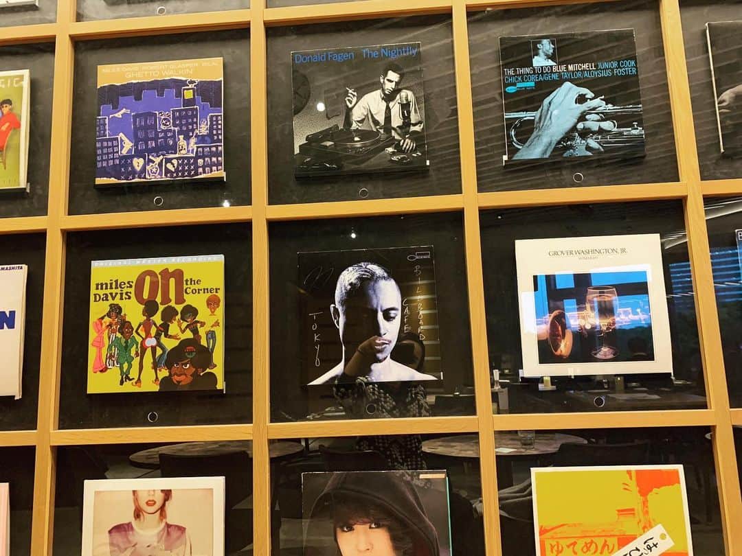 滴草由実さんのインスタグラム写真 - (滴草由実Instagram)「レコード最高。 #billboardcafe  #record  #music  #懐かしいのいっぱい #落ちつく #レコード #リクエストできるらしいよ  #思わず  #しちゃいました」1月17日 17時05分 - yumi_shizukusa