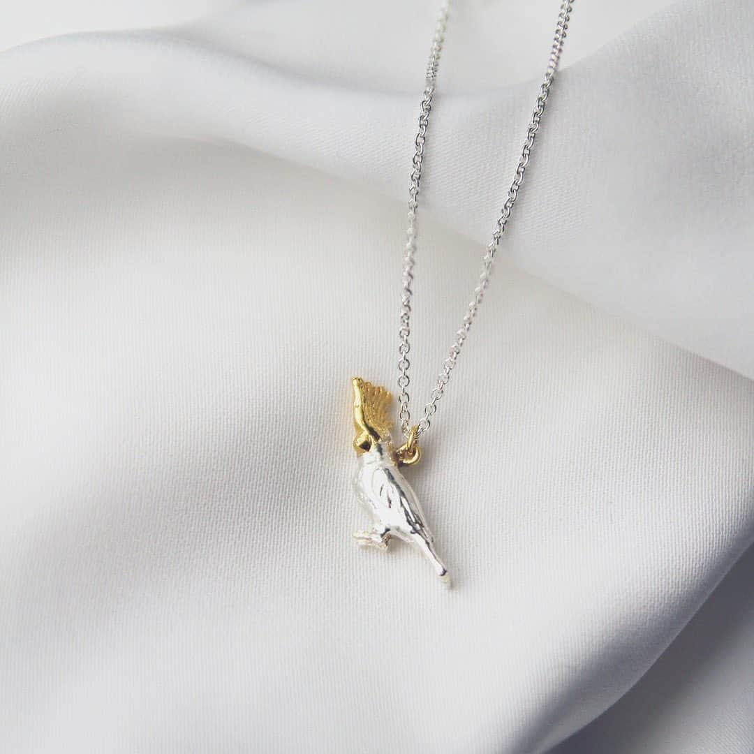 アレックスモンローさんのインスタグラム写真 - (アレックスモンローInstagram)「In support of @wireswildliferescue , £65 from the sale of every Cockatoo Necklace will be donated to assist in the rescue and rehabilitation of Australia’s incredible wildlife currently under threat from #bushfires 🐨 🔥 💚 Tap for Product Info 👆 Thanks and so much love to our Australian stockists @magpiette for the beautiful image! 📸 #AlexMonroe #AMHelpingHand #HandmadeinEngland #InspiredbyNature」1月17日 17時07分 - alexmonroejewellery