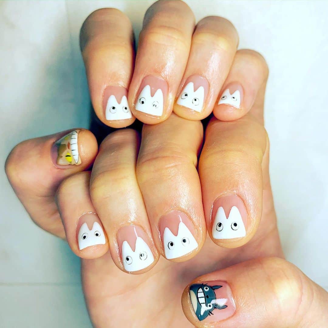 エミ・マイヤーのインスタグラム：「I went to pamper myself... a sexy #Frenchnail maybe.. instead it took a turn into #totoronails for my daughter haha #フレンチネイル　が途中で娘のための　#トトロネイル　になっちゃった😬💅 ・ ・ ・ ・ ・ ・ ・ ・ #totoro#トトロ#nailart#ネイル#💅#ghibli#ジブリ#doubleduty#beauty#maternity#momlife#tokyo#familyfirst」