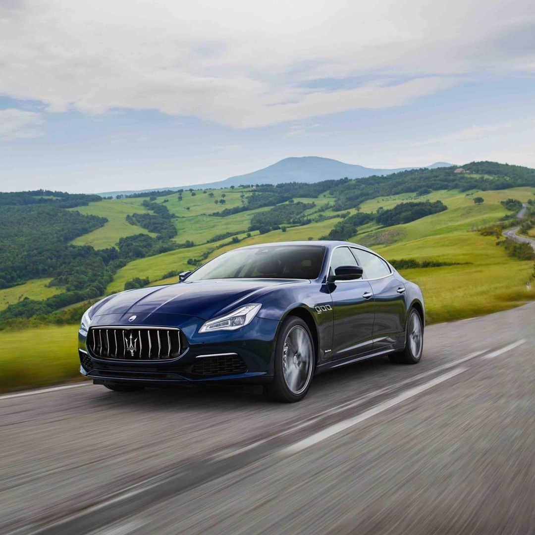 Maserati Japan | マセラティ ジャパンのインスタグラム：「今週末、1月18日（土）・ 19日（日）の2日間にわたり、“MASERATI QUATTROPORTE RANGE Open Door Weekend”を開催いたします。 1963年、マセラティはラグジュアリー・スポーツセダンという新たなセグメントに挑戦しました。そうして、生み出された初代「Quattroporte」は、人々を一瞬にして虜にしました。「Quattroporte」のコンセプトは、最新モデルでも変わりません。 この機会に、アグレッシブでありながら、時を経ても色褪せることのない気品と存在感を放つマセラティの誇るフラッグシップモデル「Quattroporte」をご体感ください。 皆様のご来場を心よりお待ち申し上げております。 詳細はこちら：https://www.maserati.com/jp/ja/shopping-tools/Quattroporte-MWTL-OpenDoorWeekend-campaign #Maserati #マセラティ #MaseratiJapan #マセラティジャパン #Quattroporte #クアトロスポルテ」