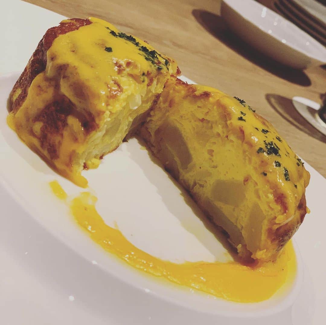 崎山一葉さんのインスタグラム写真 - (崎山一葉Instagram)「リピートしたくなるスペインオムレツ🍳  今回はチーズバージョン🧀  昨日は仕事を終えたら、お腹がペコペコだったので、またかいっ！という位公私共にリピートしているお店でご飯。  この日ちゃんとした食事が、夕食のタイミングだったのでヌチグスイ(命の薬)でした😍  #okinawa #gourmet #naha #terrace  #omelette #cheese  #salmon #asparagus  #pr 🤭 #コスパ最高」1月17日 17時12分 - kazuha_sakiyama