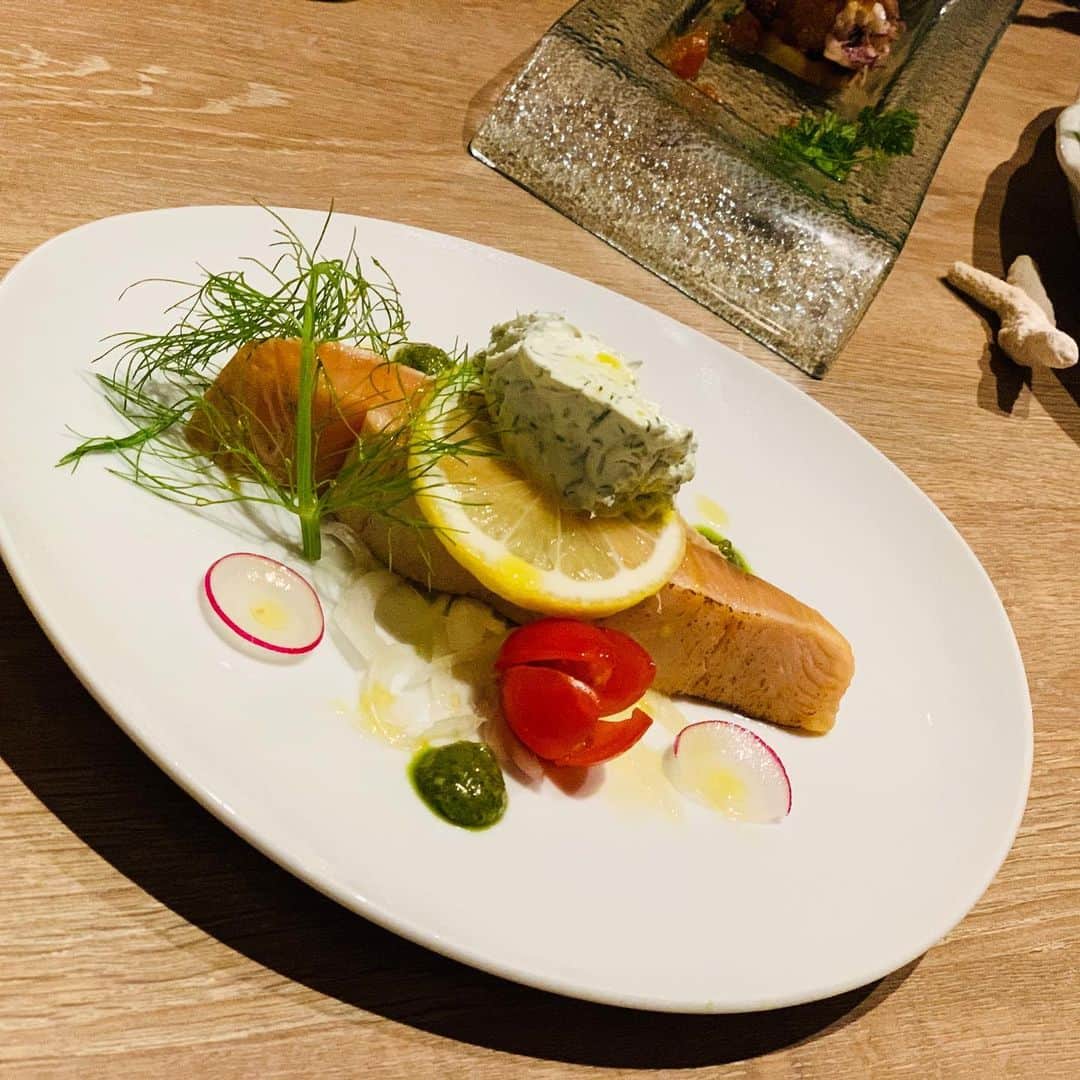 崎山一葉さんのインスタグラム写真 - (崎山一葉Instagram)「リピートしたくなるスペインオムレツ🍳  今回はチーズバージョン🧀  昨日は仕事を終えたら、お腹がペコペコだったので、またかいっ！という位公私共にリピートしているお店でご飯。  この日ちゃんとした食事が、夕食のタイミングだったのでヌチグスイ(命の薬)でした😍  #okinawa #gourmet #naha #terrace  #omelette #cheese  #salmon #asparagus  #pr 🤭 #コスパ最高」1月17日 17時12分 - kazuha_sakiyama