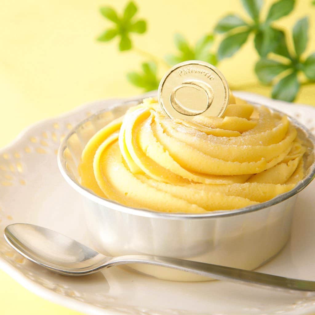 おいもやのインスタグラム：「『おいもやのイモンブラン』 . 大人気のイモンブランがバレンタインギフトで登場🍫  安納芋のクリームは、着色料不使用！ サツマイモ本来の美しいリッチな黄色でいかにもおいしそう😋  イモンブランは４層仕立て🍠 お芋クリームが引き立つよう生クリームやカスタードクリームは、甘さ控えめ しっとりふわふわのスポンジ生地も上品な風味… . すべての素材の味が活かされるように絶妙なバランスを考え、工夫を凝らしています .  プレゼントにもお勧めですが、自分へのご褒美としても買いたくなっちゃいます🎁  #おいもや #イモンブラン #モンブラン #ケーキ #誕生日 #バレンタイン #チョコの代わりに #静岡 #掛川 #お芋スイーツ #スイーツ好きな人と繋がりたい #いいね返し」