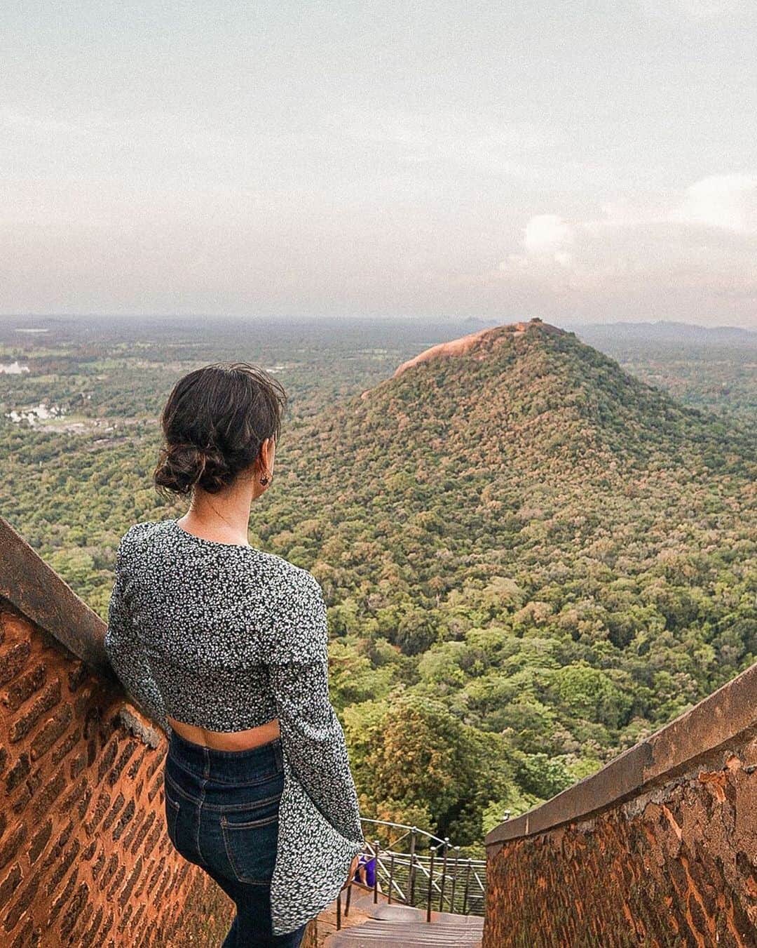 タビジョのインスタグラム：「こんばんは😊 本日の「#タビジョ」はこちら💕 ＊＊＊＊＊＊ 📸@meyoutravels さん 🚩スリランカ「シギリヤロック﻿」 Me: “Okay girls we’re hiking up that mountain tomorrow morning at 5” ＊＊＊＊＊＊ 人気急上昇中のスリランカ🇱🇰 自然のパワーを感じられそう😳 ＊＊＊＊＊＊ 【タビジョレポーター募集】 あなたのとっておきのウエディングをレポートしませんか👰 詳細は@tabi_jyo TOPページからチェック✨ ＊＊＊＊＊＊ 【イベント参加者募集】 アロハタビジョ2020年第１回MEET UP開催 🤙 2020年1月25日(土) ハワイ好き集まれ🌺 詳細は@tabi_jyo TOPページからチェック✨ ＊＊＊＊＊＊ @tabi_jyo #タビジョ #タビジョと繋がりたい」