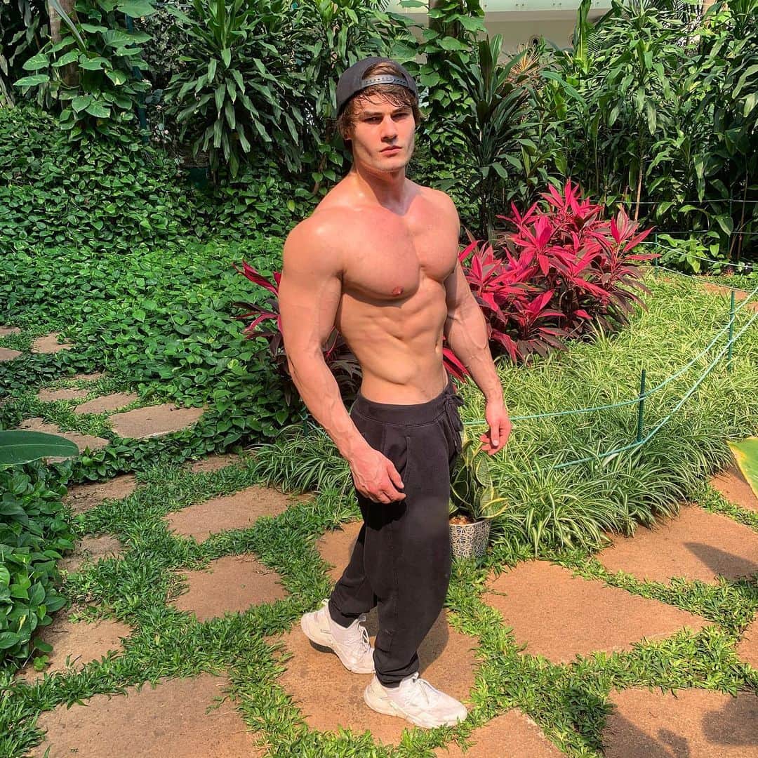 Jeff Seidさんのインスタグラム写真 - (Jeff SeidInstagram)「Hello Mumbai 😍 Tomorrow is the big day for the battle of aesthetics! See you all there for the @officialjeffseidclassic 🇮🇳🇮🇳」1月17日 17時17分 - jeff_seid