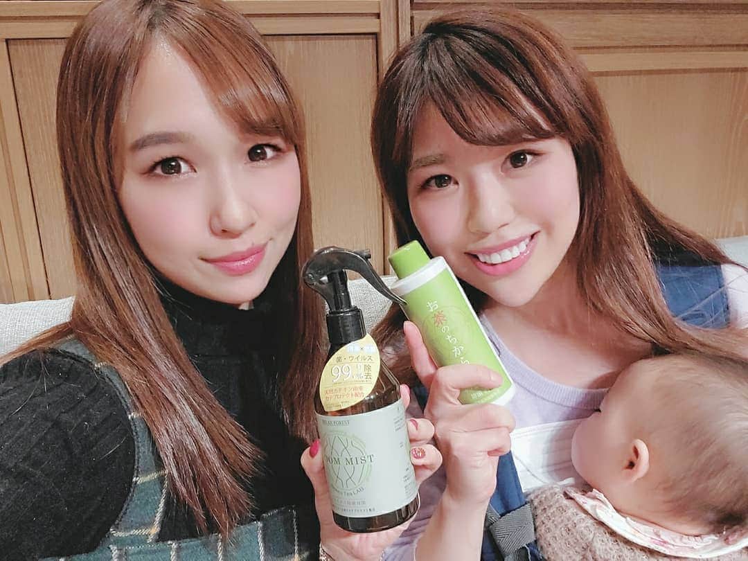 佐藤夏希のインスタグラム：「今日はブランドミーティングwithインフルエンサーのイベントにご招待いただき みおちゃん@mioko.k と行ってきました♡❤️ たくさんのブースで色んな商品を見ることができて終始ルンルンでした♡ 一番気になったのは キシマさんのお茶の力で菌やウイルスを除去しちゃうってやつ😈 子供がいると特に菌には敏感なの😭❣️ いつもウイルスや菌のことばっかり考えておかしくなりそう（笑）  ルームミストもめっちゃ良かったし マスクにスプレーするのもすごい発想♡ あまりにも良すぎてすぐポチりしちゃった←w ママ友にも早速連絡！ お部屋にスプレーしまくって、お外に出るときはちゃんとマスクにスプレーするんだ🥰❤️ @green_tea_lab #ママ#男の子ママ#mamastagram#ママスタグラム#抗菌#マスクスプレー#インフルエンザ#インフルエンザ対策#イベント#babyboy#mama#mamanoko #カテキン#PR#ベビスタグラム#baby#息子#息子ラブ#ママコーデ」