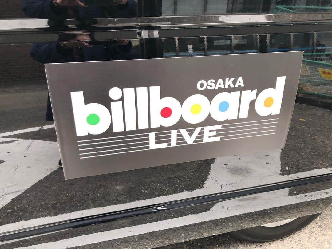 マシータさんのインスタグラム写真 - (マシータInstagram)「後ろに見えるのはグランドピアノですが笑、こんなに大きい段ボールでも１曲のあいだ入って待ってるとなかなか苦しかったです😂笑 . 新大阪にはこんな車でお出迎えいただきました✨✨ . #タカヒロキ #忘れらんねえよ #LEGOBIGMORL #billboard #billboardliveosaka」1月17日 17時33分 - maseeetadrums