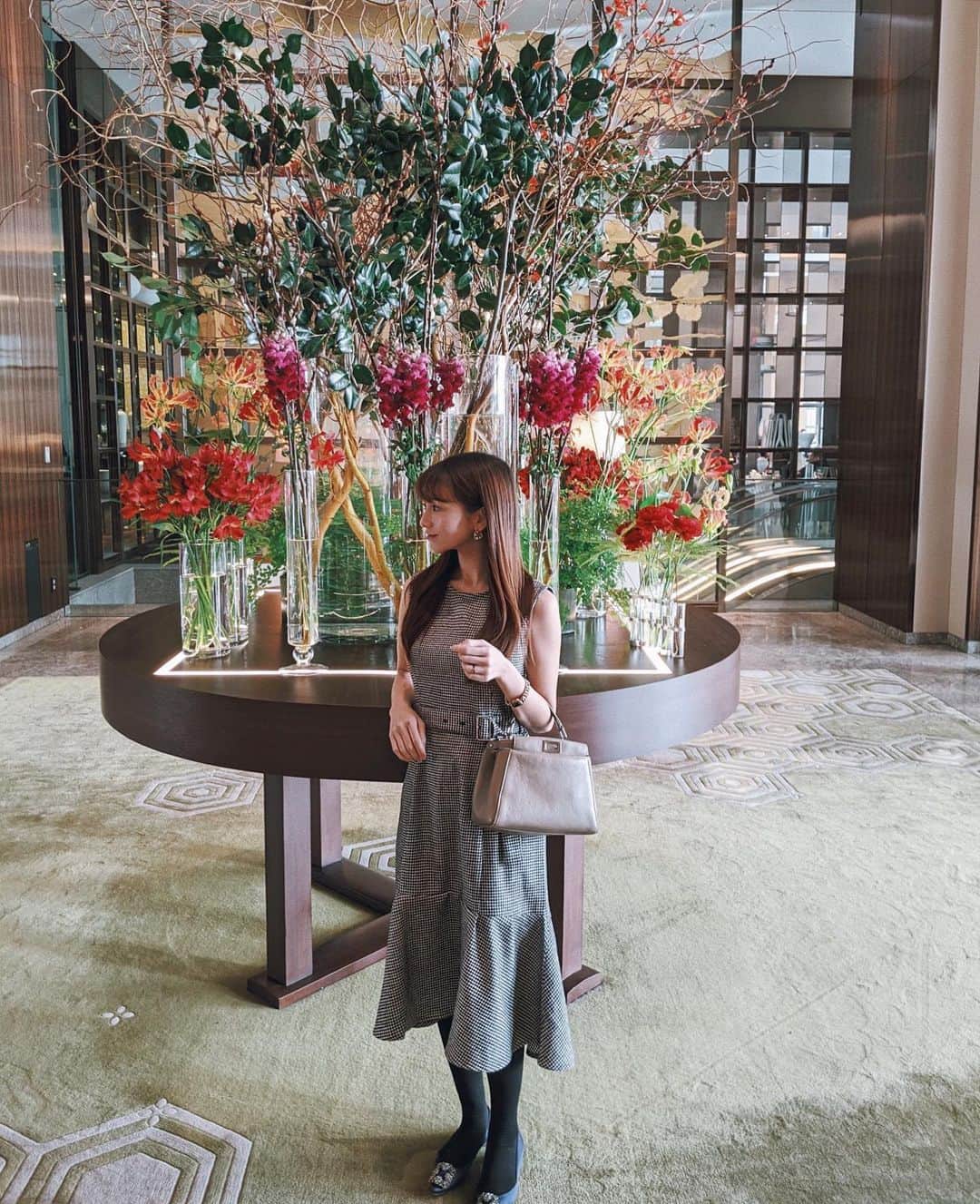 稲川千里さんのインスタグラム写真 - (稲川千里Instagram)「. . 今日は結婚式の装花の打ち合わせでした🌷✨ 義妹が娘を預かってくれたので久しぶりにカチッとしたワンピースを着て、ロビーのお花が素敵だったから、写真を撮って貰ったのだけど、動き出す寸前の何ともマヌケな一枚になりました👏🏻笑 . @cohina.official のワンピース❤︎ グレージュとかなり迷ってブラックにしました。 ちびっこサイズだからフラットシューズでもバランス悪くならない😏 . #結婚式準備 #装花打ち合わせ #プレ花嫁 #パレス花嫁 #女の子ママ #ママコーデ #cohina #cohinaコーデ #sサイズコーデ #mamafashion #manoloblahnik #fendi」1月17日 17時44分 - chiicamera