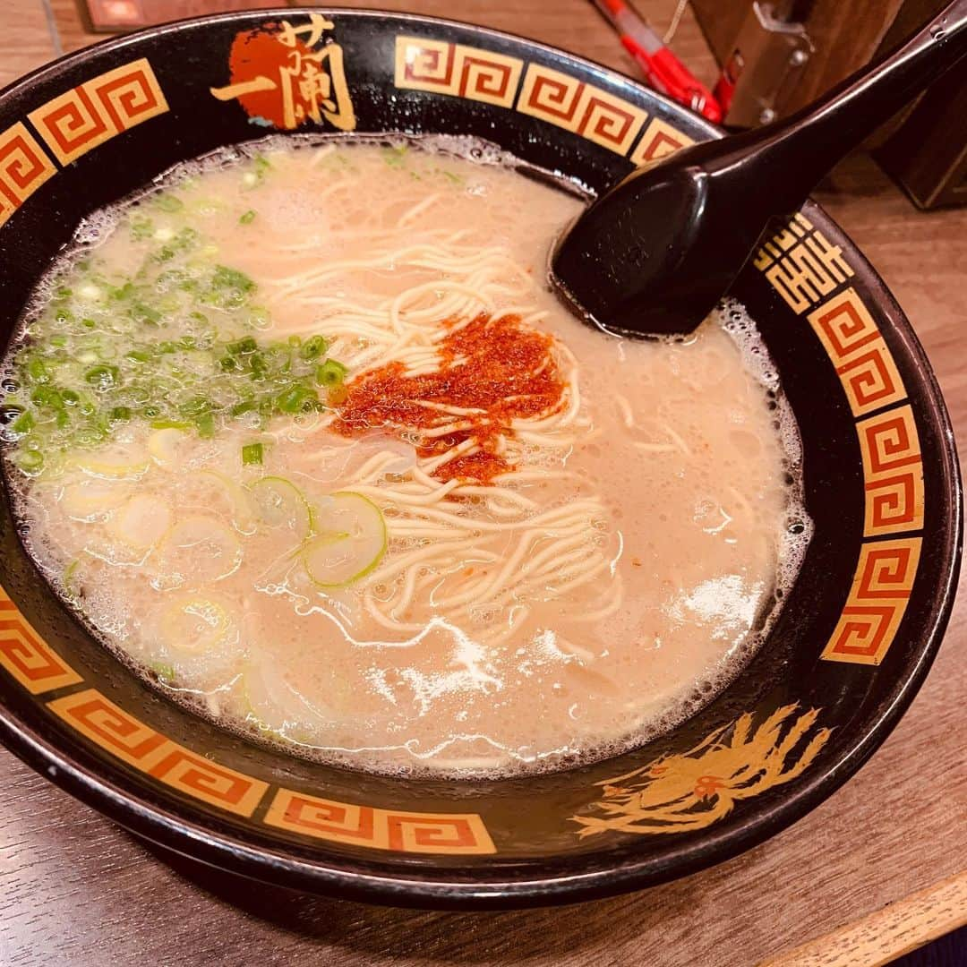 渡邉ひかるのインスタグラム：「天然とんこつラーメン一蘭　@ 京成上野 ラーメン 890円 ・ ・ ・ ・ ・ 私の2020年の年明けラーメンは24時間いつでもやっている一蘭でした。 ガイドブックでの紹介も増えて、年始でもいつでも混んでいる一蘭は15人程待っての入店。 味のオーダー用紙で選ぶことの出来るところを一瞬で全てにチェック。 ・ ・ 味の濃さ:基本 こってり度:基本 にんにく:基本 ねぎ:白ネギ、青ネギ(両方) チャーシュー:なし 秘伝のたれ:2倍 麺のかたさ:超かた ・ ・ ・ ねぎは片方だけではなく、両方のミックスも注文可能なのでぜひ試してみてください！ 注文して数分で着丼。 安心の博多とんこつラーメン。 箸を休めることなくあっという間に完食。 スープと麺の味というか旨味のバランスが相まって癖になるんだよなぁ。 ただラーメンが食べたい！ではなく、一蘭食べたい！と思う瞬間が月に何度か必ずあります。笑 あなたの年明けラーメンはどこでしたか？ ・ ・ ・ ・ ・ ・ ・ #一蘭 #上野 #ichiran #ueno #とんこつラーメン #ラーメン #らーめん #ramen #ラーメン大好き渡邉さん #ラーメン女子 #麺スタグラム #渡邉ひかる #ueno #煮干しラーメン #博多ラーメン　#細麺　#麺かため #年明けラーメン　#🍜　#🍥　#tonkotsu」