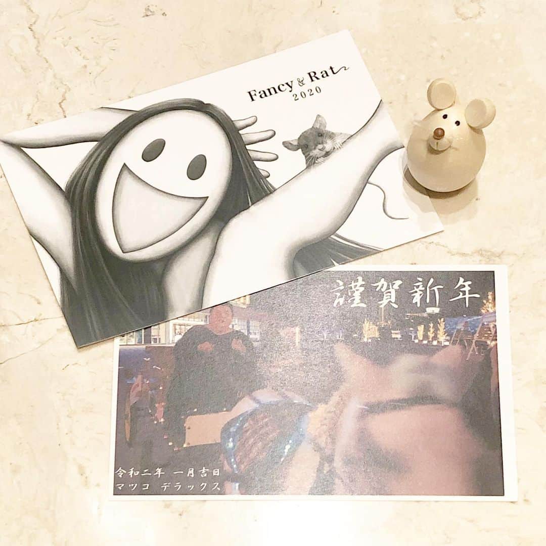 榊山敬代のインスタグラム：「📮✉️"… ・ ・ 2020年がはじまりましてから 1月のカレンダーも真ん中の頃  今年も年賀状をわざわざと 届けてくださいました方々  心よりありがとうございました  年賀状のコミュニケーションも 減ってきました時代ですけれど  年賀状は初心に戻れるアイテムにて 続けられる限りいちまいいちまいと ごあいさつを続けたいとおもいます  画像は  今年もマツコさまより いただきました年賀状  今年の年賀状は珍しく マツコさまの画像入り  反射してしまってマツコさまの お顔が見えなくてすみませんが  馬車に乗りシュールな世界観は ありがたきオーラの年賀状にて  記念撮影の巻  ご多忙で交流も多いマツコさまですが 1通1通と目を通してくださる気配には マツコさまの優しいお人柄に触れる時  ところで  マツコさまとのご縁は #ファンシーちゃん と  テレビに出演させていただいたことが きっかけでしたが  当時の収録のかえりみち  偶然にもテレビ局の廊下ですれ違い そこから連絡先を頂戴しましてから  毎年の年賀状のご挨拶が続いています  あのとき  ファンシーの世界を直感的に 理解してくださいましたこと  マツコさまならではの眼差しにて 希望をいただいたひとコマでした  マツコさまとは不思議な繋がりですが 今後も一枚のハガキを通した繋がりを  続けてゆきたいなぁとあらためる 令和はじめての年賀状なのでした ・ ・ 📮🙏✨… ・ ・ さて年賀状にひきつづきまして 今日も先日はじめましてな方へ  ご挨拶のお葉書カキカキ投函しましたの巻  LINEは未だに用いたことは無いけど 手書きのお手紙の方が向いてるかな  時代についてゆけないから 自分が好きなアイテムにて  きもちを発信してゆこう ・ ・ #お手紙 #気持ちの届け方 ・ ・ #令和二年 #子年  #マツコデラックス #年賀状 #2020年年賀状  #思い出 #日本画 #SAKAKiYAMATAKAYO #Japaneseart #アート#art #artist #painting #pictures #Fancy #ファンシーちゃん #胡粉 #fairy #egao #ARiGATO! #きょうのFancy #きょうのアトリエ #日本画家 の #アトリエこんなもん」