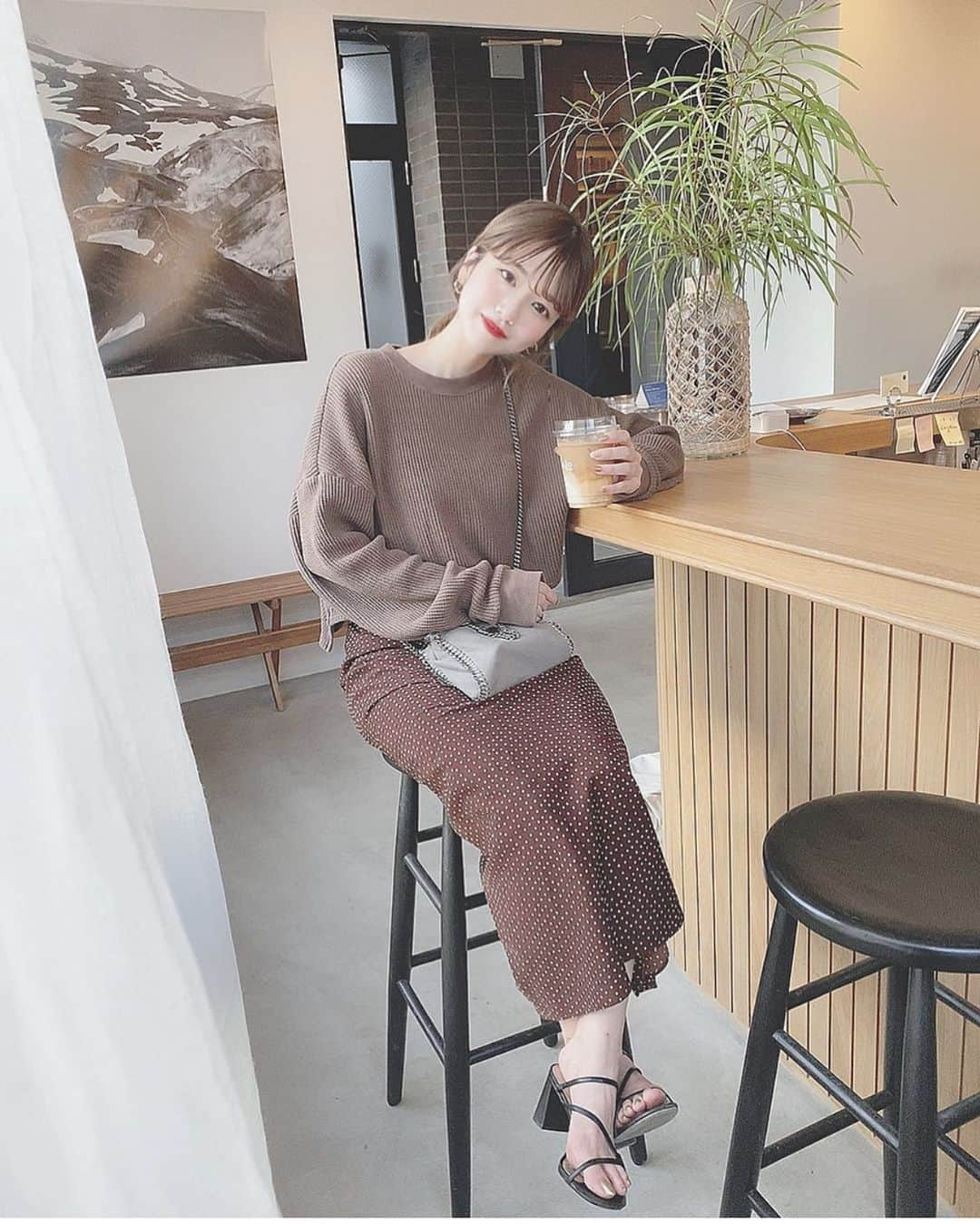 RiLiさんのインスタグラム写真 - (RiLiInstagram)「自然光が入るNEWオープンのカフェ💫✨【No.】☕🌿 ..... 東京・代々木上原にある【No.(ナンバー)】はもうチェックした？👀💭こだわりのコーヒー☕がいただける落ち着いた雰囲気のカフェだよ🌿そして今年の9月にオープンしたばかりのカフェなの🤫💌 お店のホットサンドが絶品みたいだよ😳🥪カウンター席は大きな窓から自然光☀が入っておしゃれな写真が撮れるってウワサ…💭💕 カウンター席は運がよければ座れるかもっ🥰ぜひ代々木上原のNo.に足を運んでみてね🐥💕 ❣ ❣ ❣ ❣ ❣ サイトやSNSで掲載させていただくお写真募集中😘📸 かわいいコーデやアイテム、注目スポットなどが撮れたら、ハッシュタグ→#rili_tokyo  を付けて投稿❗ ． Special Thanks💋 Photo by @kanasanpo_1106 @pyon__0828 @_jyuum @rina11n @__imnaoka__ @candy._.22_ @yukannu0327 @tan___gram @yukannu0327 @_____iil_ ． #冬 #冬コーデ #no #ナンバー #代々木上原 #代々木上原カフェ #東京カフェ #カフェ巡り #スイーツ #ブラウンコーデ #ベージュコーデ  #ワントーンコーデ #シンプルコーデ  #カジュアルコーデ #ガーリーコーデ #置き画 #置き画くら部 #今日のコーデ #コーデ #コーディネート #RiLi  #おしゃれさんと繋がりたい #お洒落さんと繋がりたい #ファッション #패션스타그램 #ootd #outfit」1月17日 18時02分 - rili.tokyo