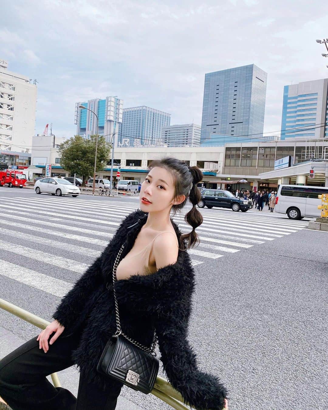 張香香のインスタグラム：「硬是把兩套不同風格的穿搭放在同篇啦🤣 把9張全部看完就對了😛乖～ 保暖又顯修長的黑毛呢褲 以及讓我像隻貴賓🐶的Q外套 都在 @ysc_tw 可以找到 結帳輸入折扣碼m40925 還可以折100元喲😚」