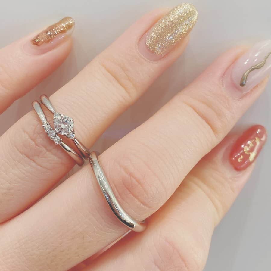 garden(ガーデン)本店さんのインスタグラム写真 - (garden(ガーデン)本店Instagram)「． ．  @garden_honten . . et.lu【エトル】 marcia[マルチャ] . . et.luはダイヤまで高品質なメレダイヤを使用しています💎✨ 婚約指輪のセンターに留められるくらい 綺麗なダイヤを結婚指輪のメレダイヤに使用😳💫 . マルチャはイタリア語で　マーチ行進曲　という意味🎶 控えめなデザインですが綺麗なダイヤで手が華やかになります😌💗 . . #garden本店#マリッジリング#結婚指輪#etlu#エトル#ハードプラチナ#重ねづけ#重ねづけリング#セットリング#プレ花嫁#京都花嫁#大阪花嫁#和歌山花嫁#奈良花嫁#京都花嫁#大阪結婚指輪#marry花嫁 #marry花嫁さんと繋がりたい #全国のプレ花嫁さんと繋がりたい#結婚式準備#指輪探し#指輪探しのお手伝い#指輪選び#指輪探しデート#関西花嫁#2019冬婚#2020夏婚#2020春婚#プロポーズ待ち#プロポーズリング#ブライダルパック . . gardenのお得なブライダルパック💍💎✨ 婚約指輪を21万円以上で選べば結婚指輪がお得に買えちゃう🥰 気になる方はお気軽にお問合せください♩ . ーーーーーーーーーーーーーーー *＊. garden岸和田本店 *＊。 @garden_honten . . 大阪府岸和田市荒木町2丁目18-18 (敷地内無料駐車場有り) 072-440-1778 . ［access］ 🚘阪神高速4号湾岸線 岸和田北ICより5分 阪和線 岸和田和泉ICより5分 🚃JR阪和線「久米田駅」より徒歩15分 南海本線「春木駅」より徒歩15分 .」1月17日 17時59分 - garden_honten