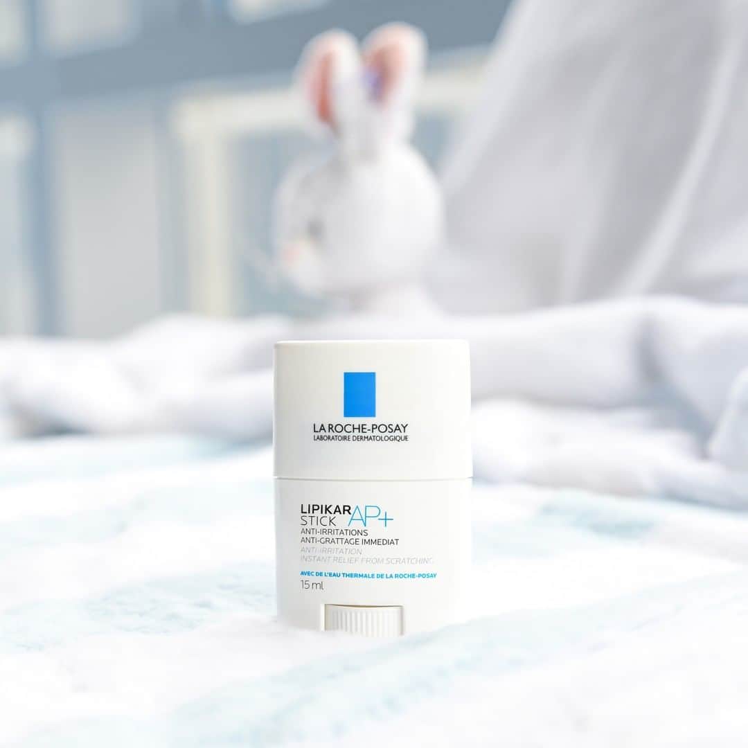 LA ROCHE-POSAY JAPAN ラロッシュポゼのインスタグラム：「. ＼スティックタイプの保湿剤「リピカ スティック AP+」／ . 乾燥してかゆみを感じると、ついつい掻いてしまいますよね。 かくことで、肌のバリア機能が崩れ、刺激に弱くなってしまいます。 すると肌はさらに乾燥し、またかゆみを生じるという悪循環に。 . いつでもどこでも手を汚さずにお使いいただけるスティックタイプは、外出先や就寝時のケアにも最適です。 . リピカ スティック AP+  14g ¥1,980(税込) . #ラロッシュポゼ #larocheposay #リピカスティックAP #乾燥肌 #敏感肌 #敏感肌対策  #スキンケア #低刺激 #低刺激設計 #敏感肌コスメ #ドクターズコスメ #冬の乾燥対策 #美肌ケア #保湿ケア #保湿クリーム #スキンケアマニア #自分磨き #ライフスタイル #美容好きさんと繋がりたい #おすすめコスメ #スキンケア購入品 #女子力アップ #スキンケア好きさんと繋がりたい #成分 #肌荒れ対策  #ボディケア  #美容マニア #肌活 #美肌作り #美容マニア」